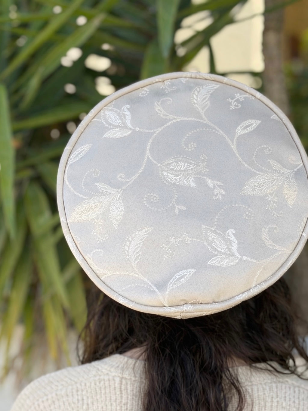 כובע שיק סאטן בז׳ פרחים