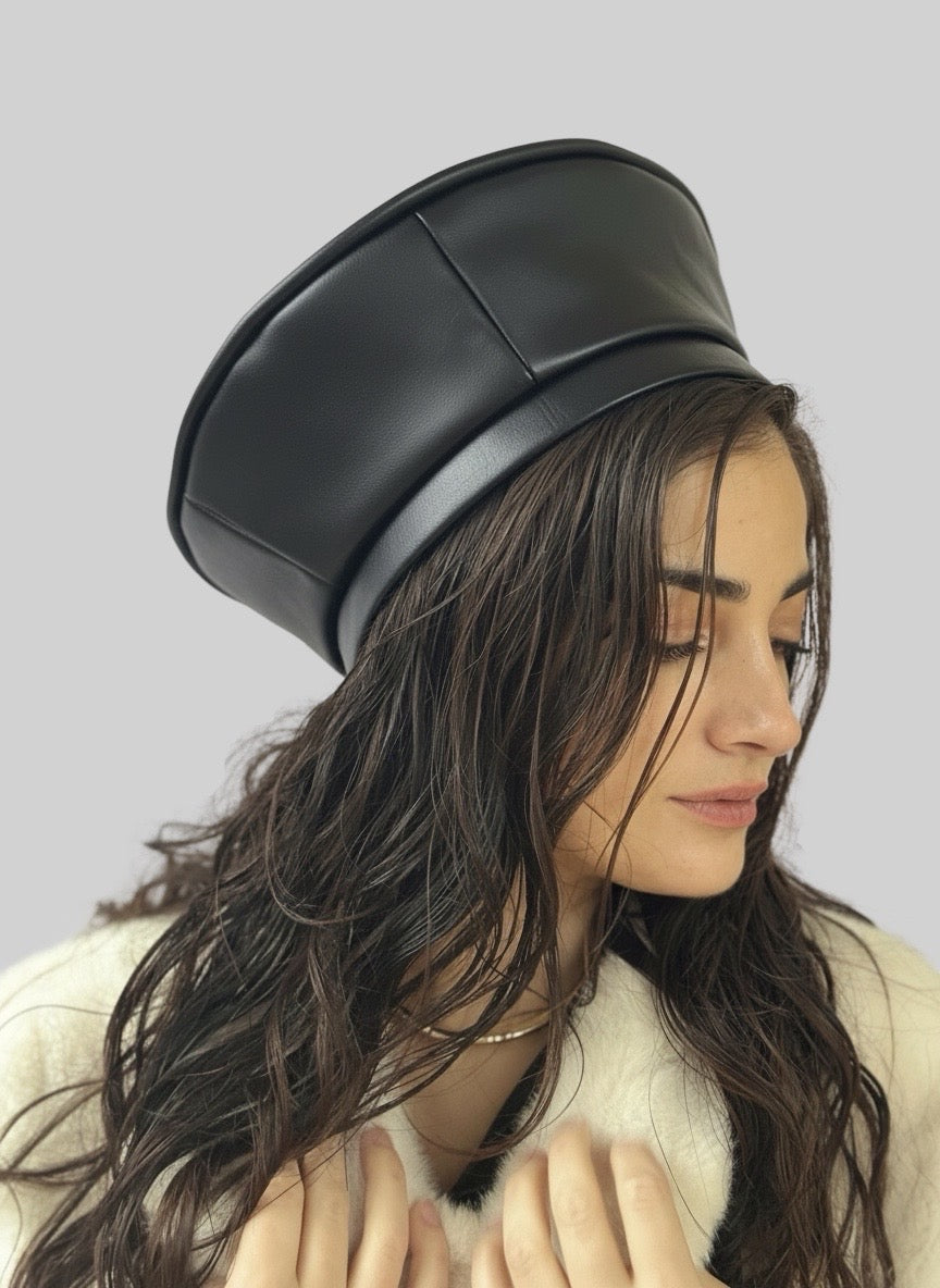 כובע שיק דמוי עור שחור