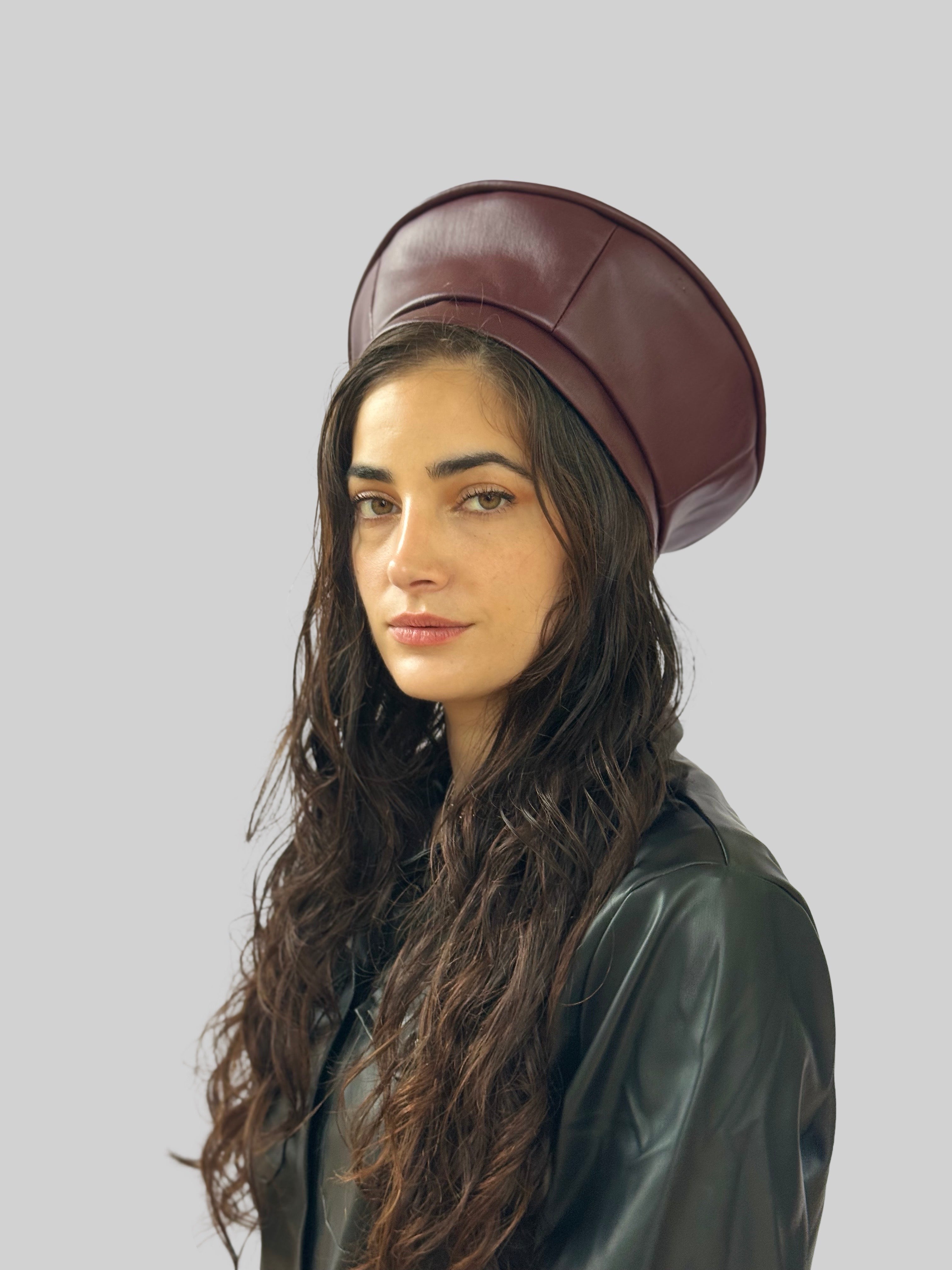 כובע שיק דמוי עור בורדו