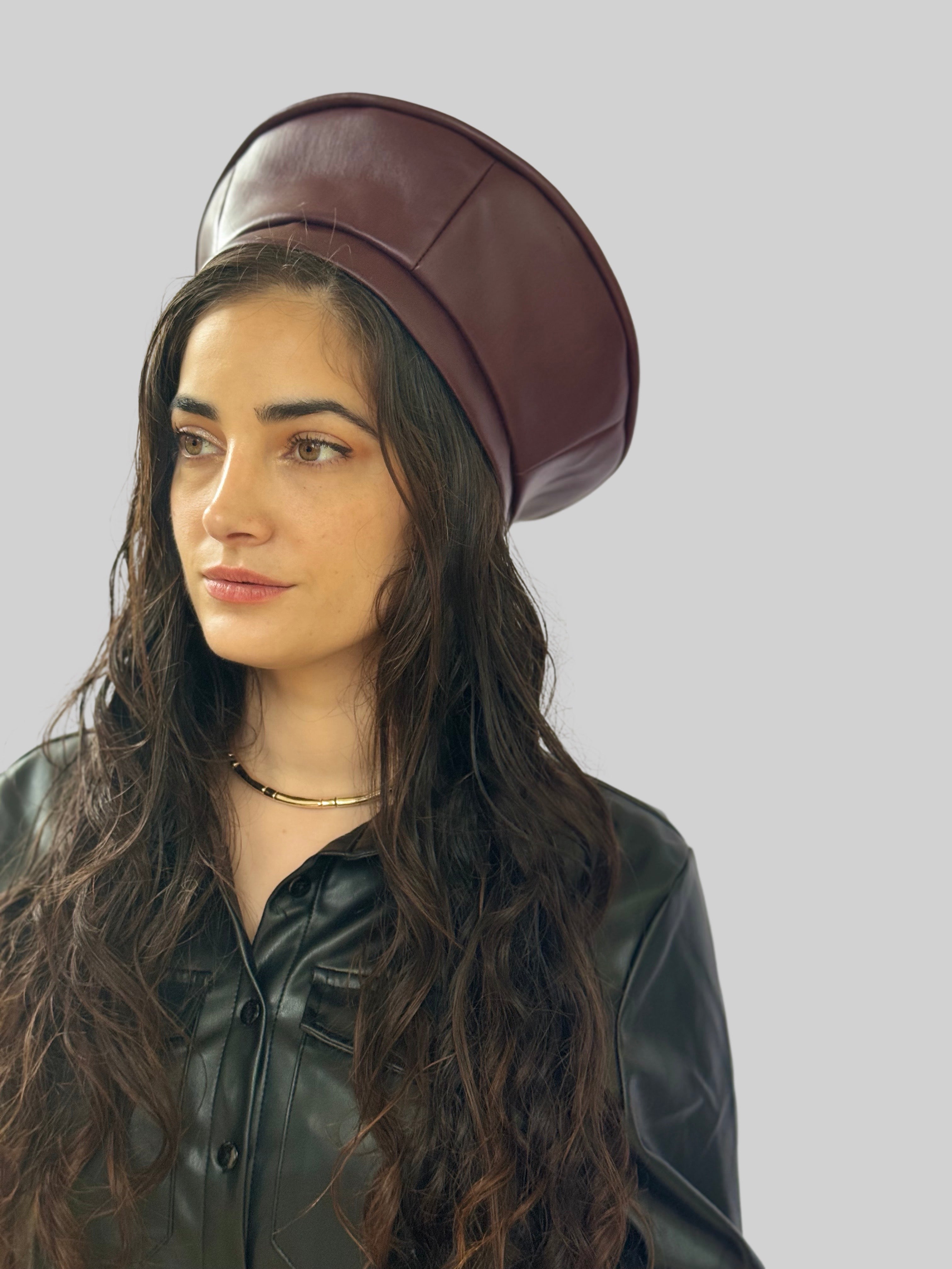 כובע שיק דמוי עור בורדו