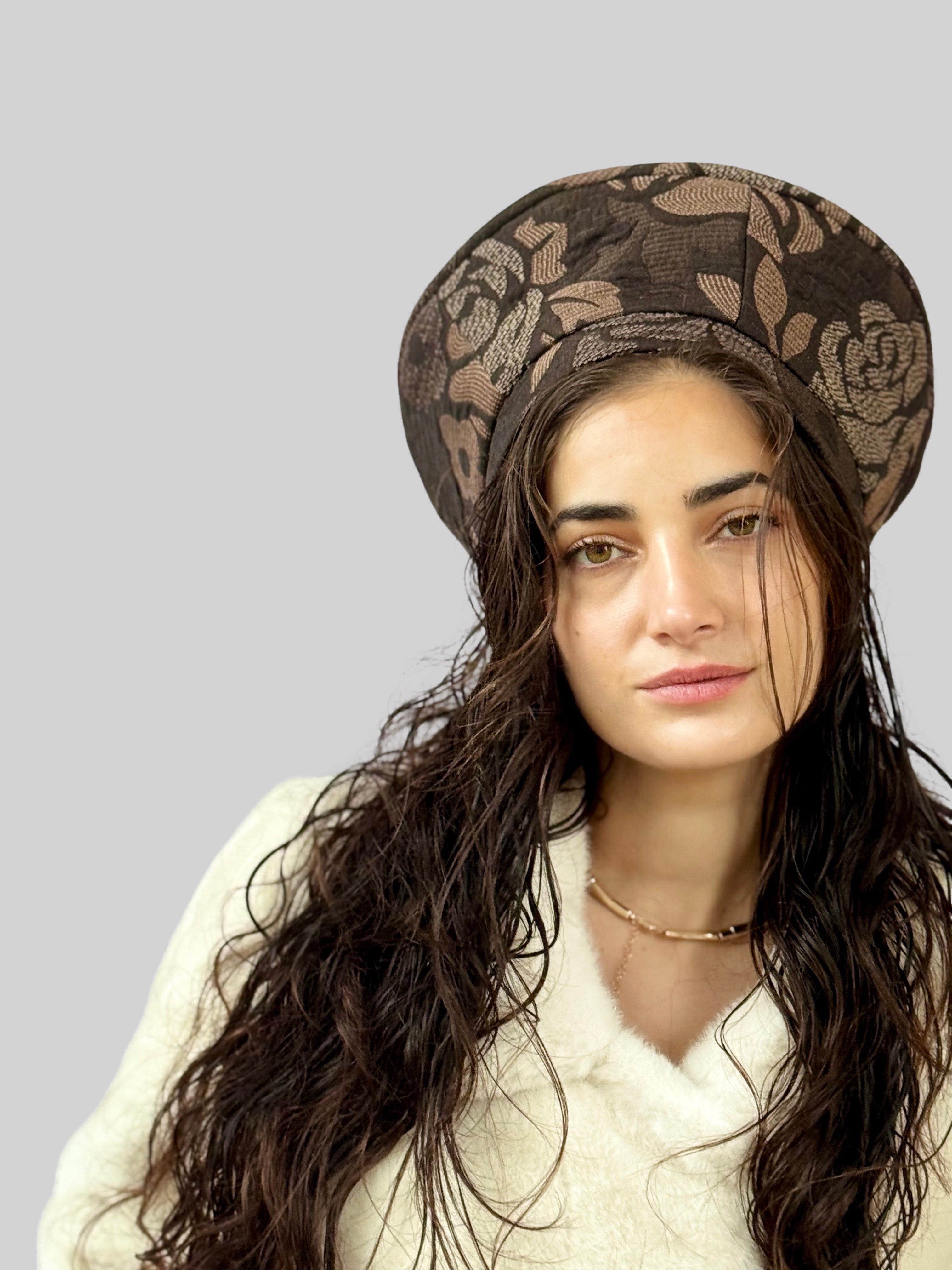 כובע שיק פרחוני חום