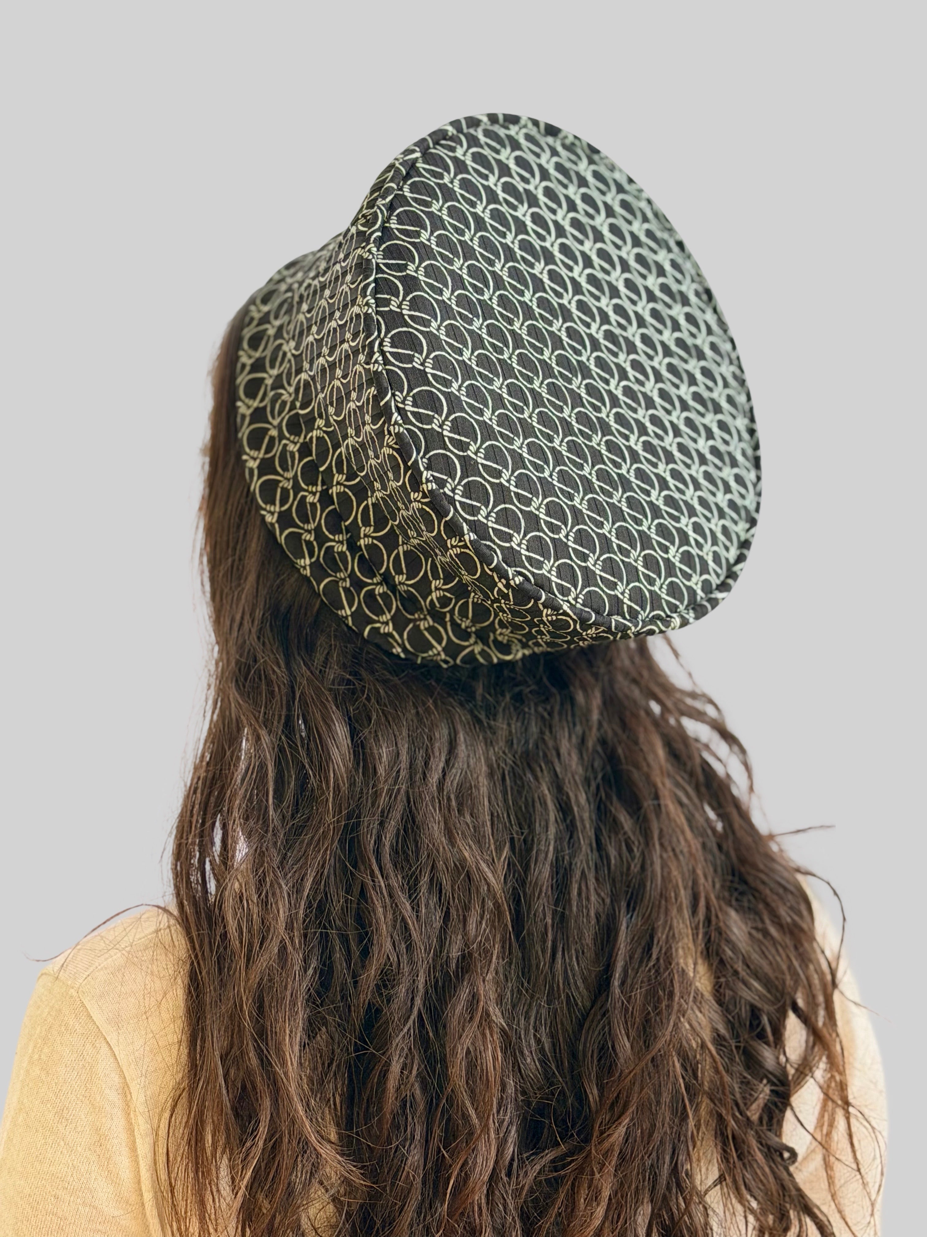  כובע שיק קומפורט עיגולים שחור לבן 