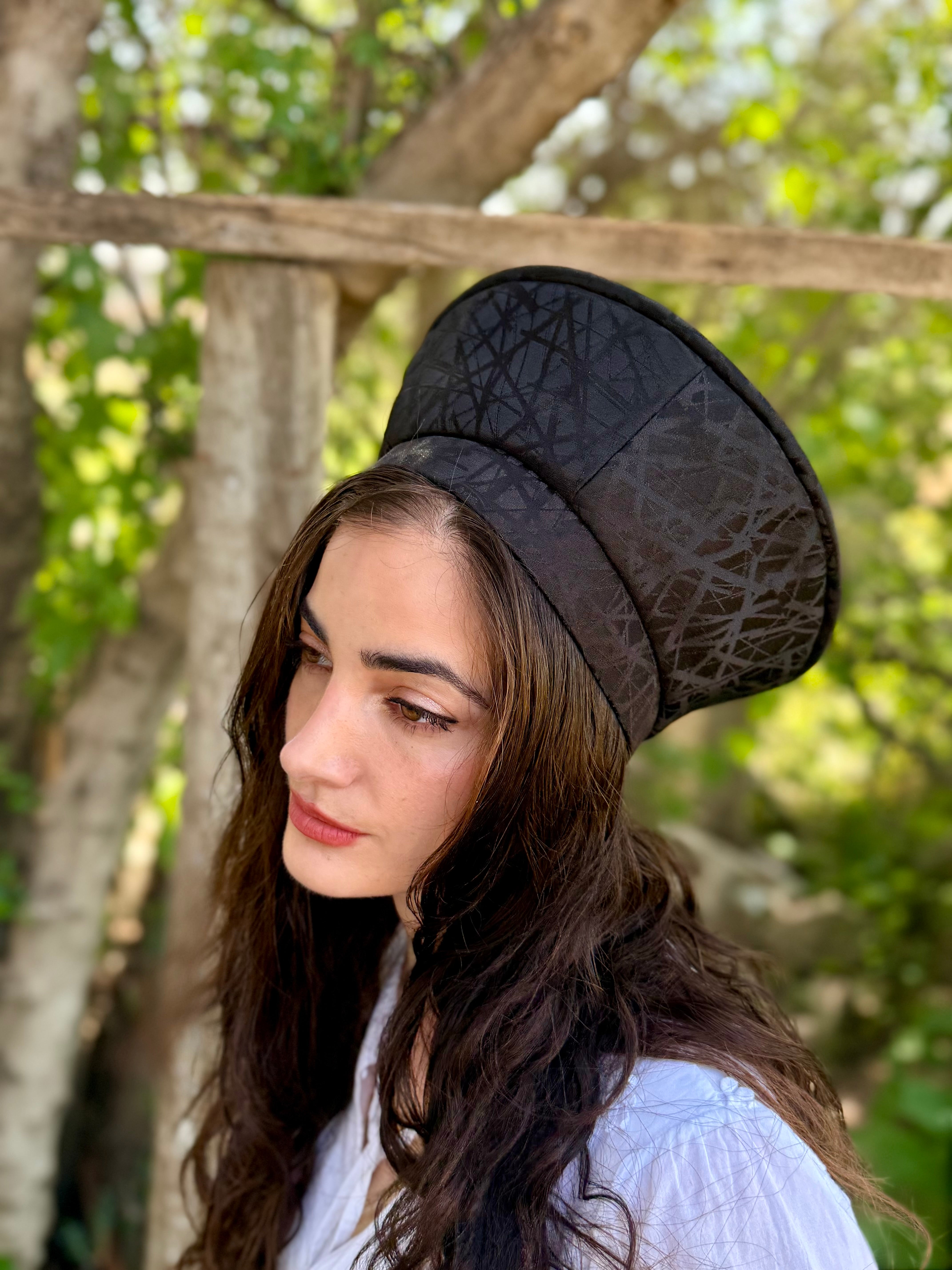 כובע שיק גאומטרי שחור