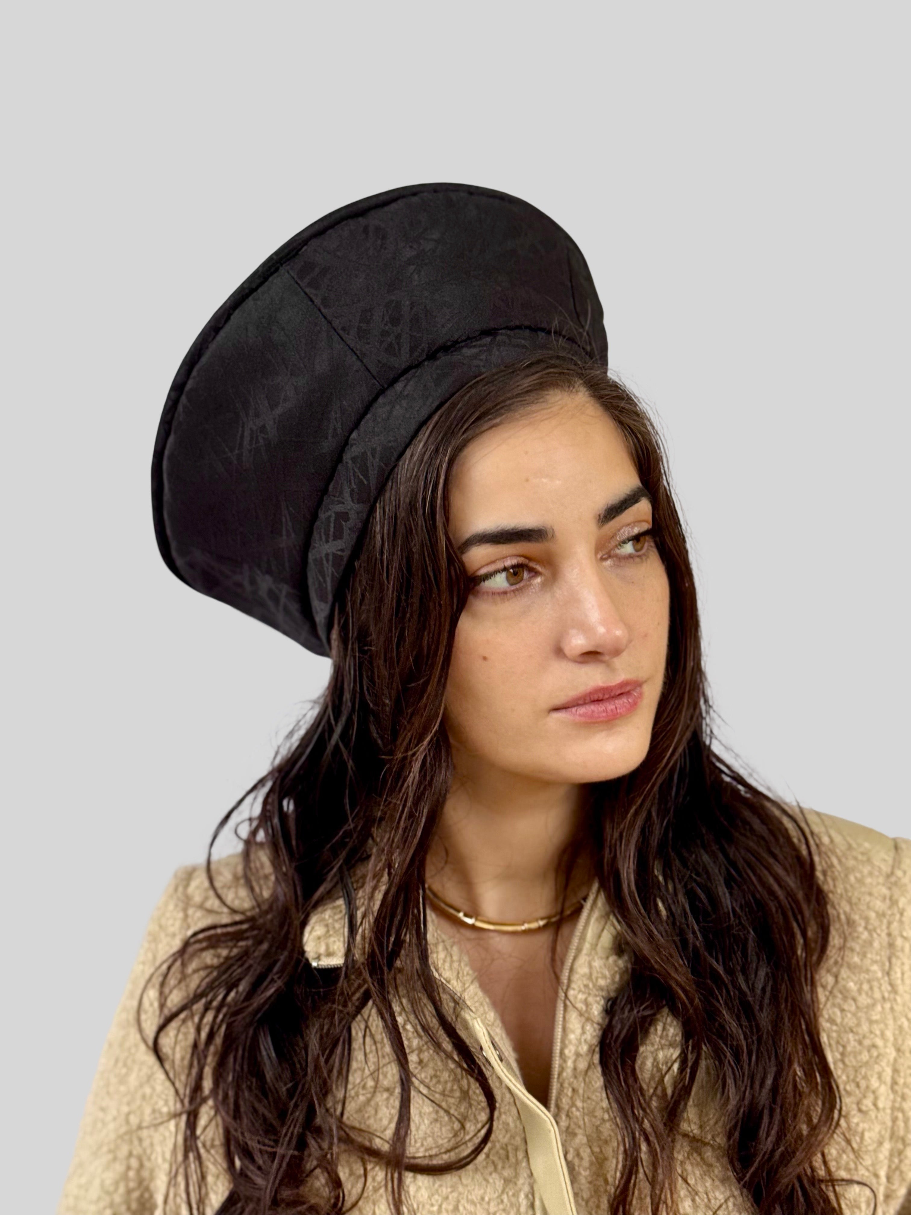 כובע שיק גאומטרי שחור