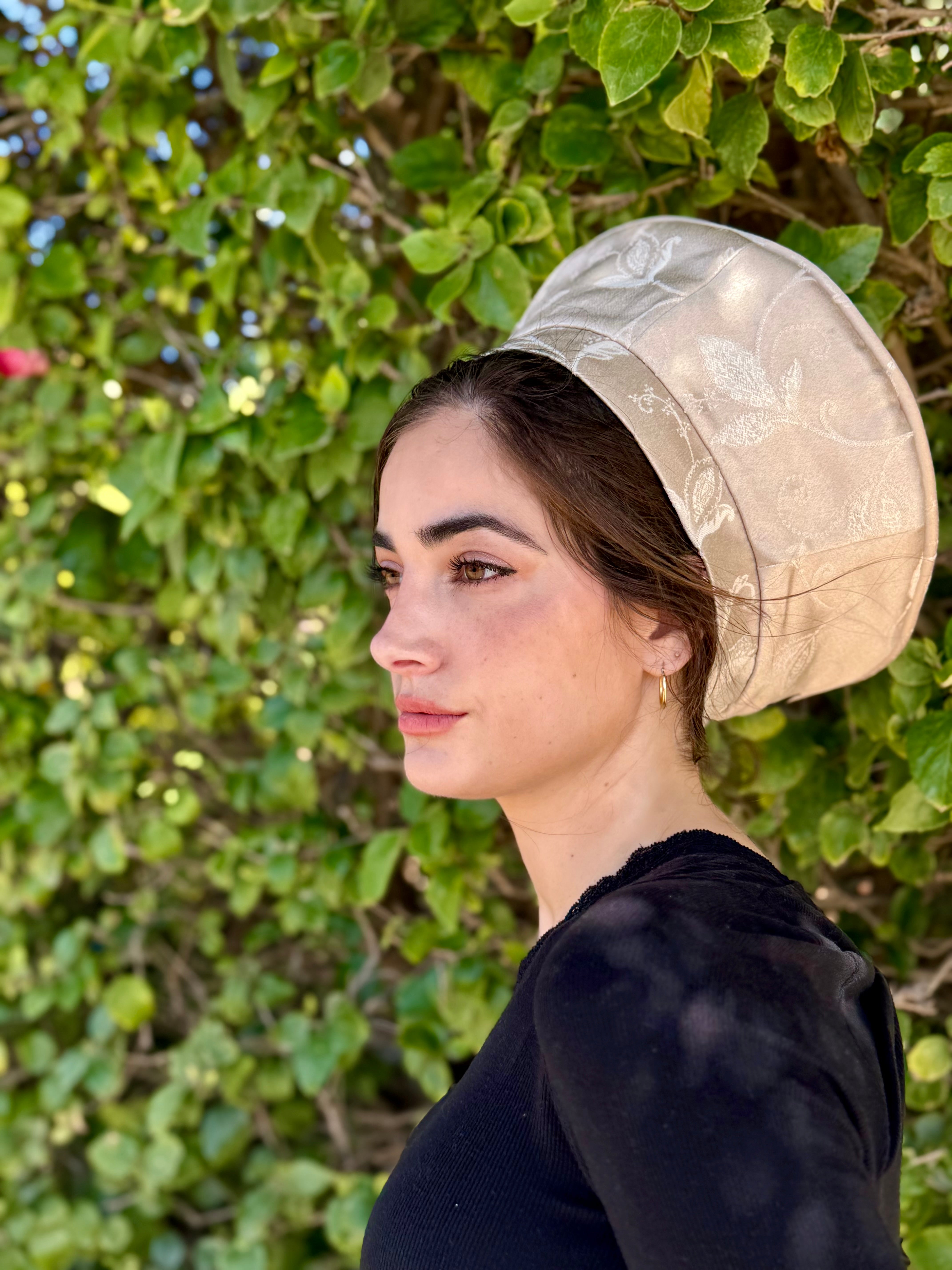 כובע שיק סאטן בז׳ פרחים