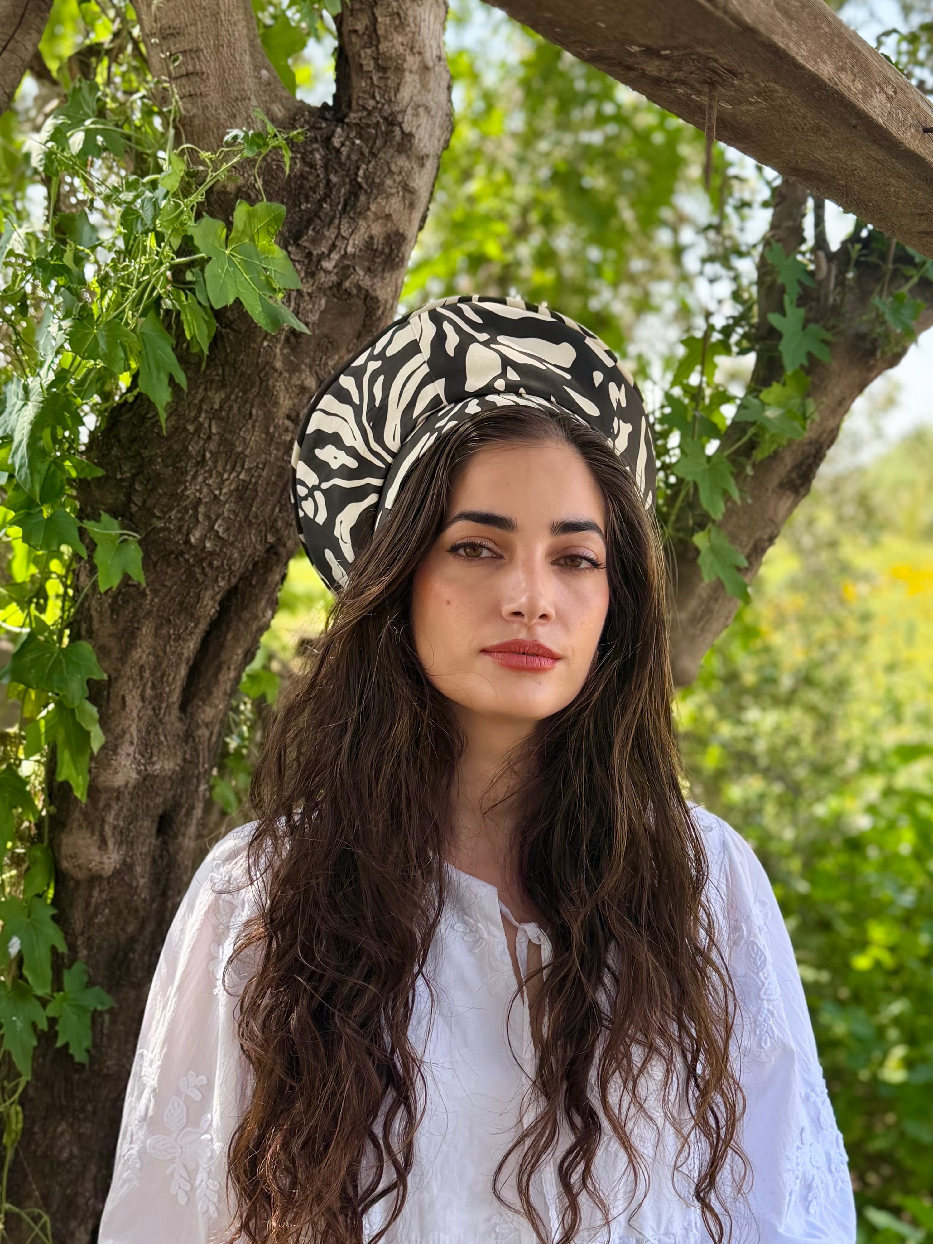 כובע שיק עלים שחור לבן