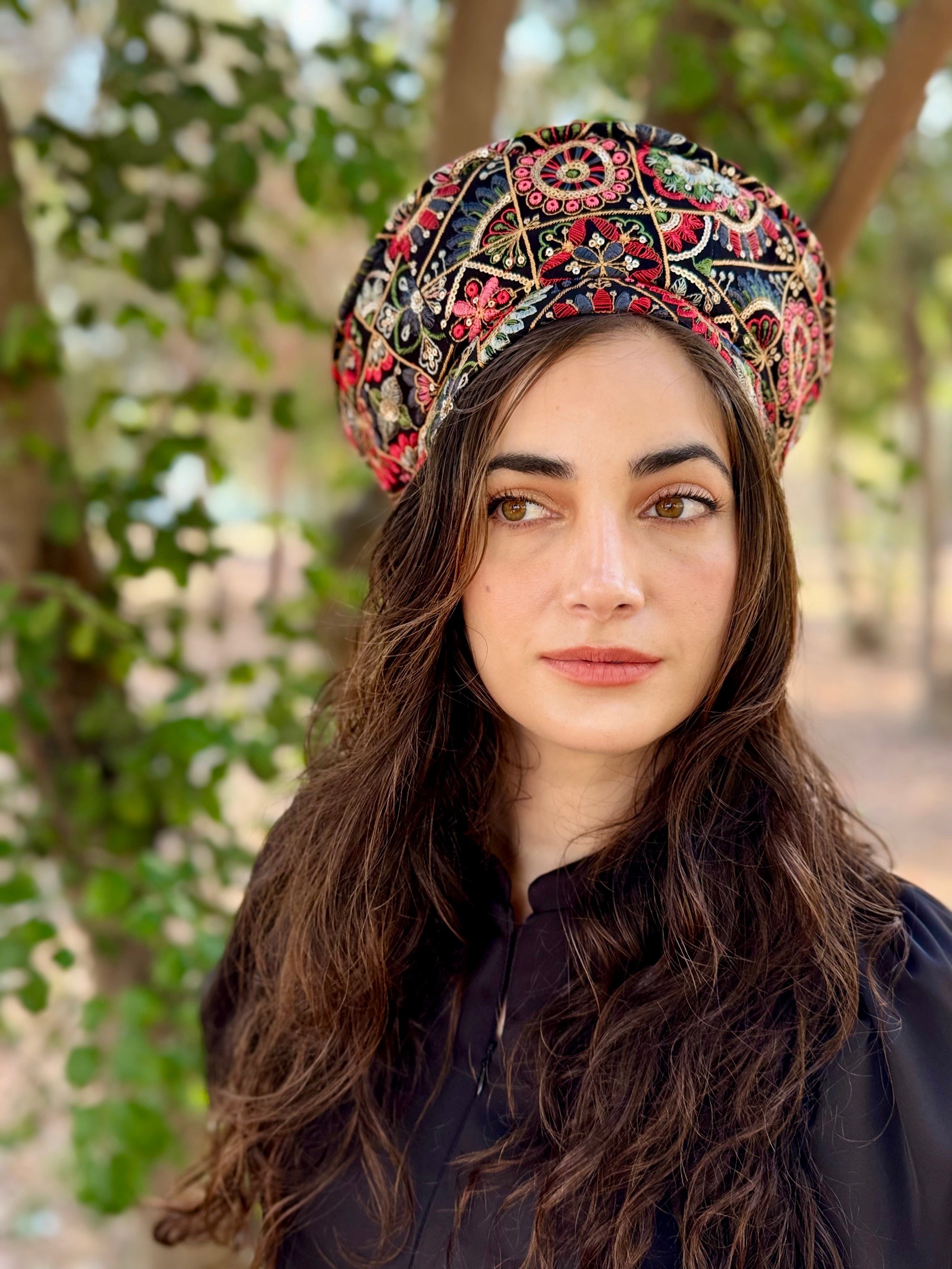 כובע שיק רקום עיגולים שחור אדום (7900036235440)