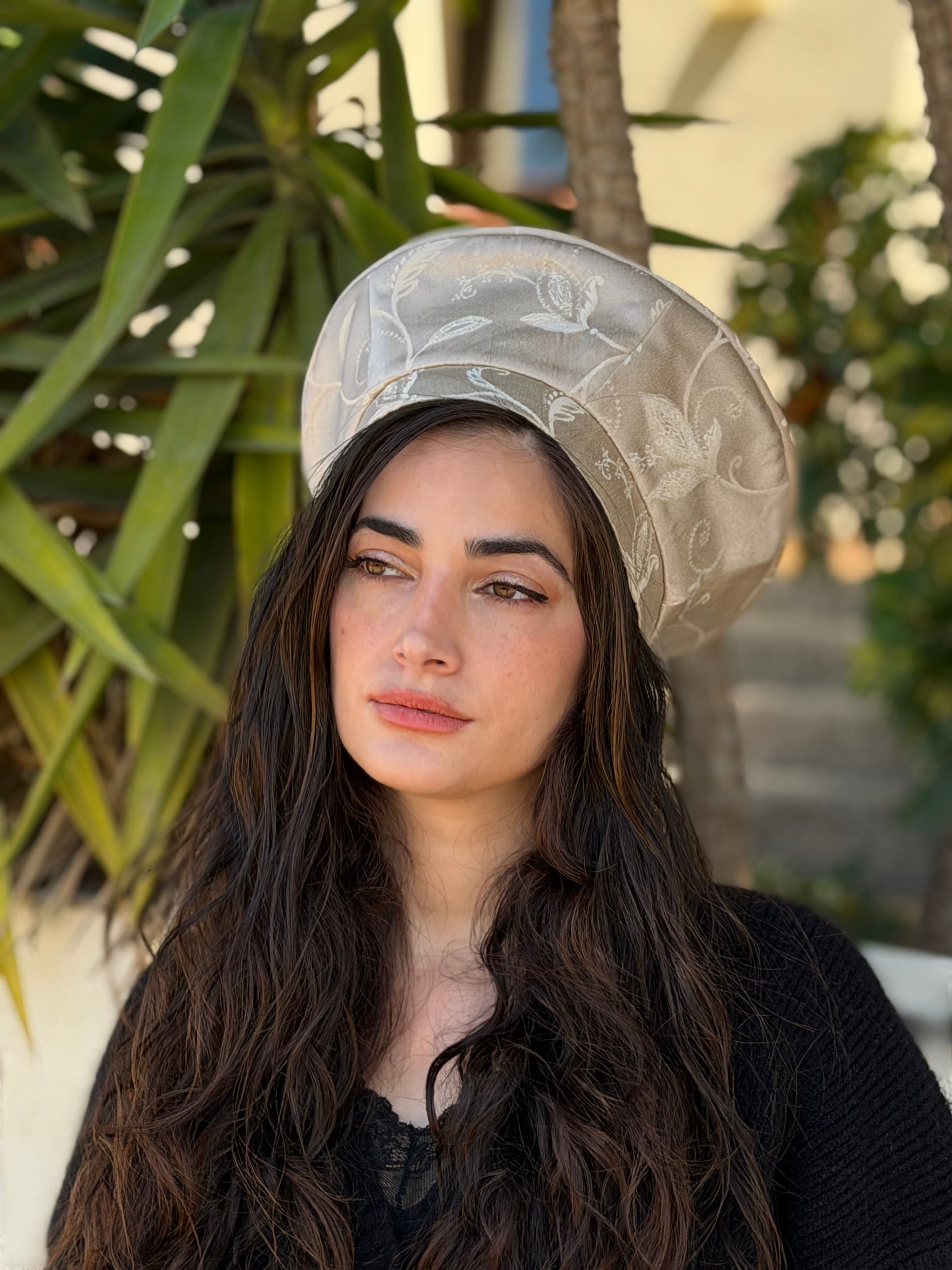 כובע שיק סאטן בז׳ פרחים