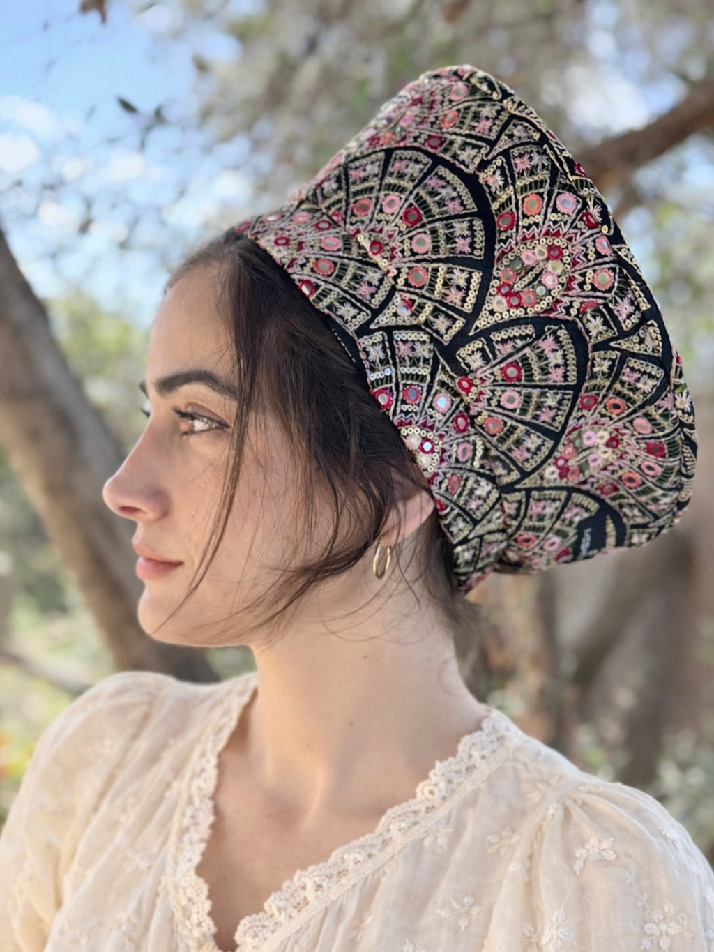כובע שיק רקום קשתות ורודות