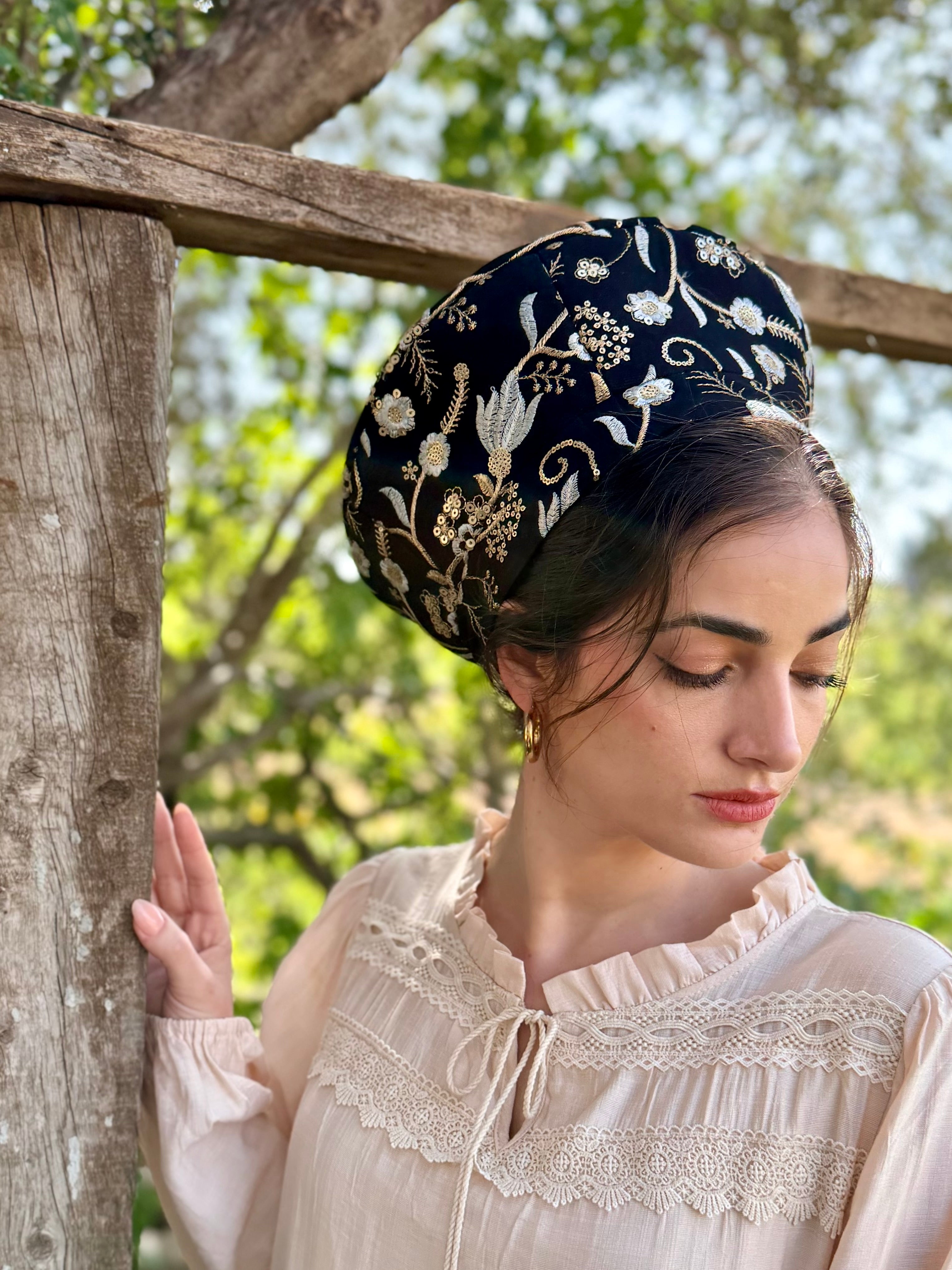 כובע שיק רקום פרחוני זהב כסף