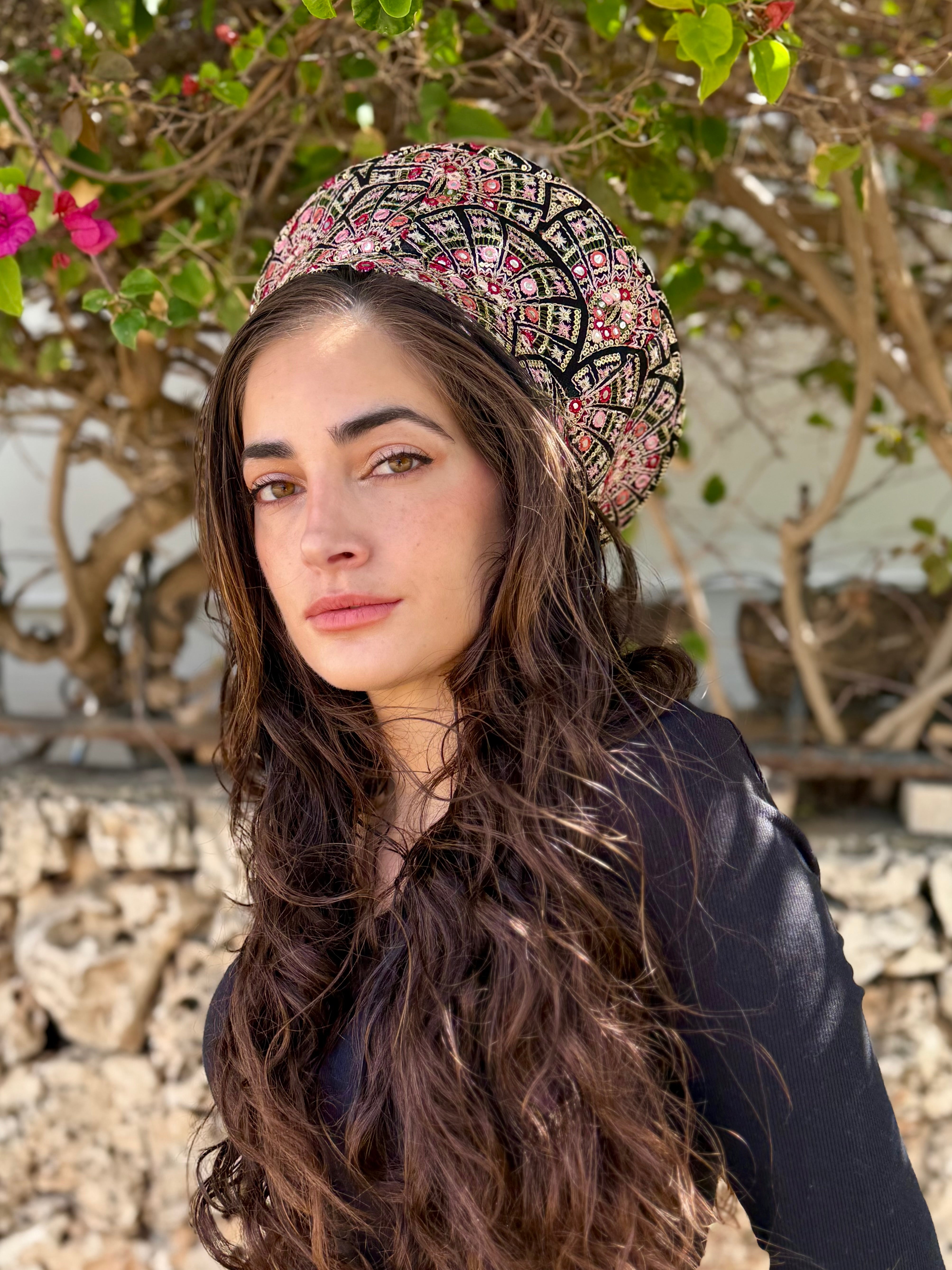 כובע שיק רקום קשתות ורודות