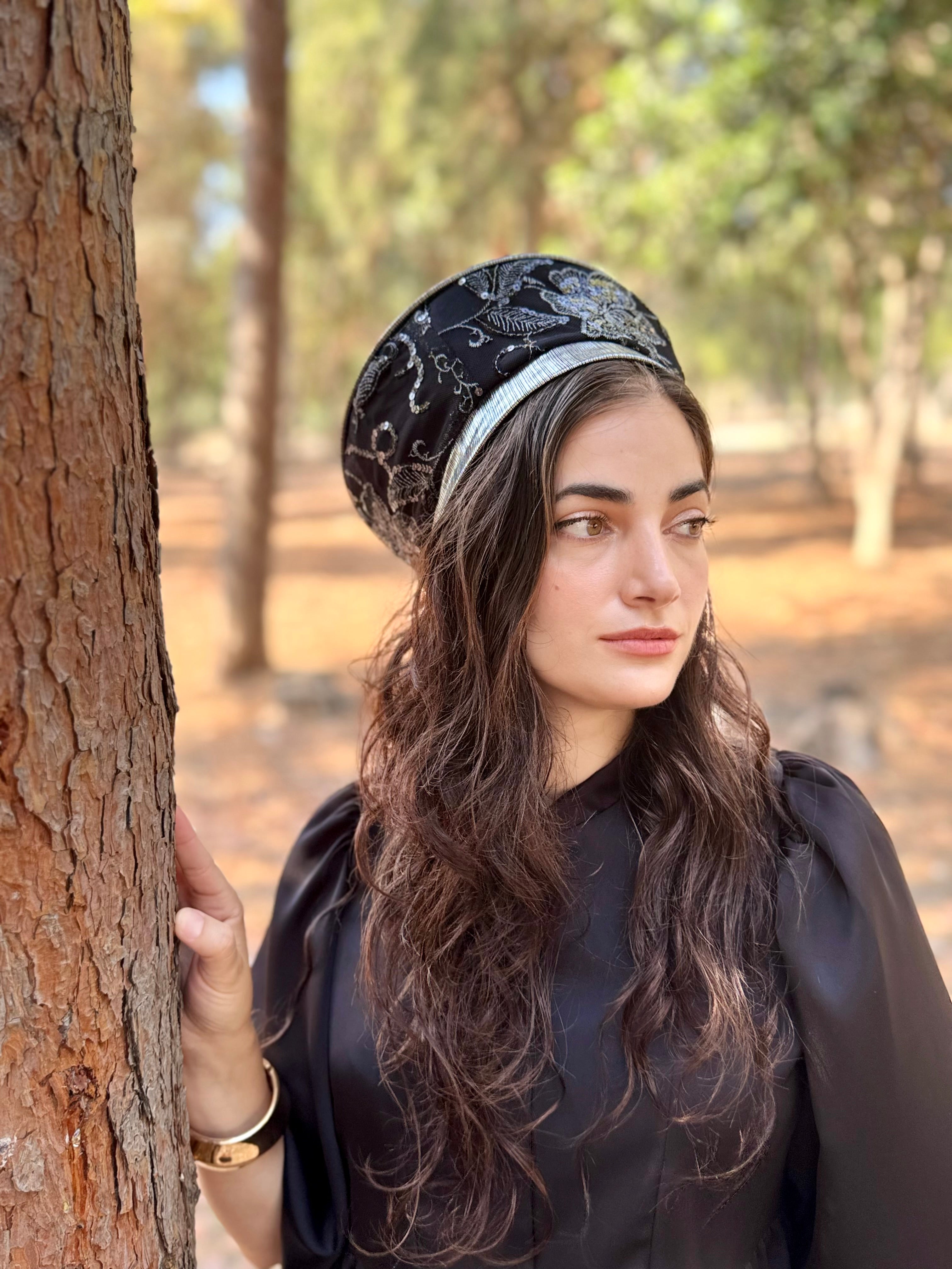 ⁨⁨⁨⁨ כובע שיק קומפורט פרחים כסופים ⁩⁩⁩⁩ (7900030238896)