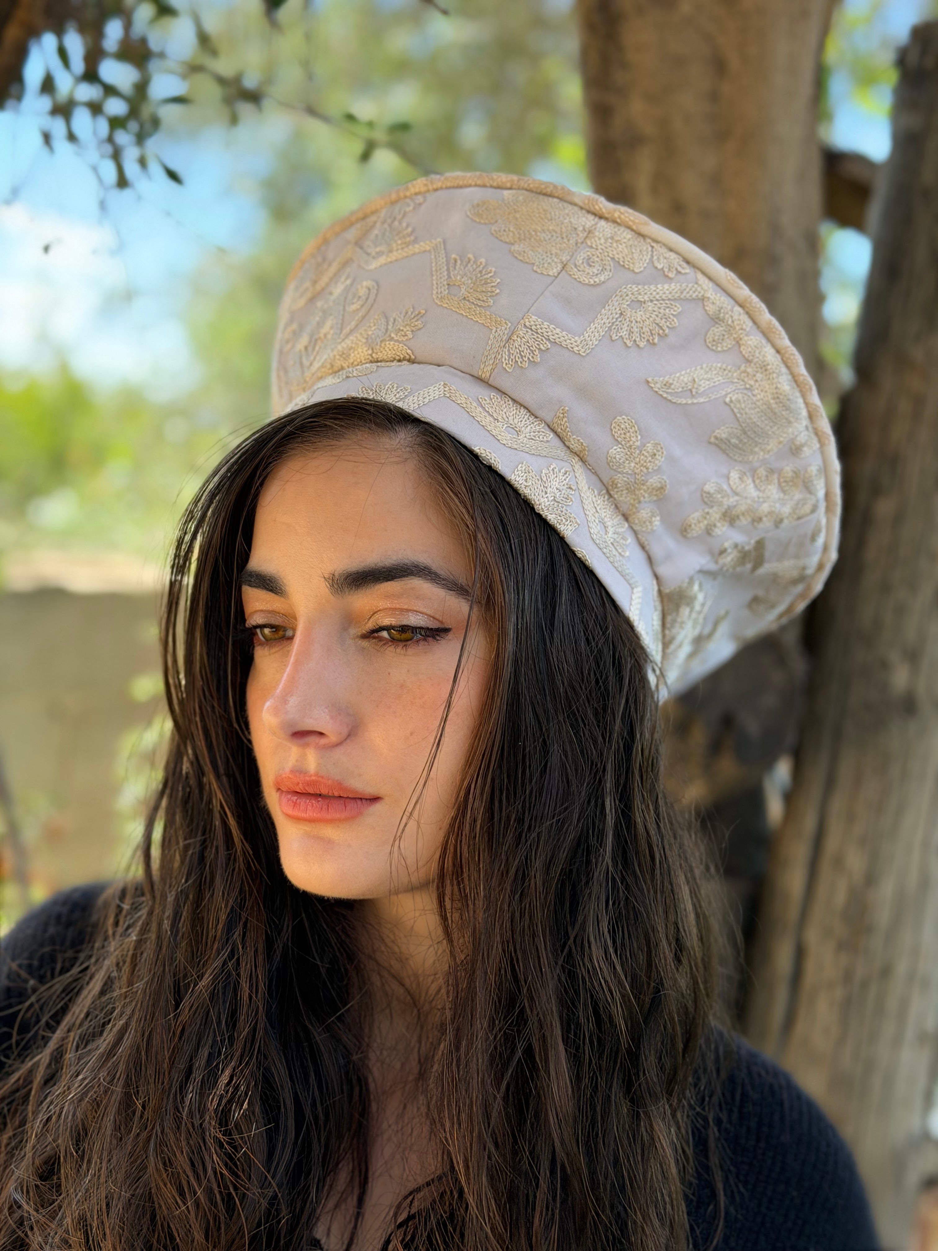 כובע שיק רקום שמנת