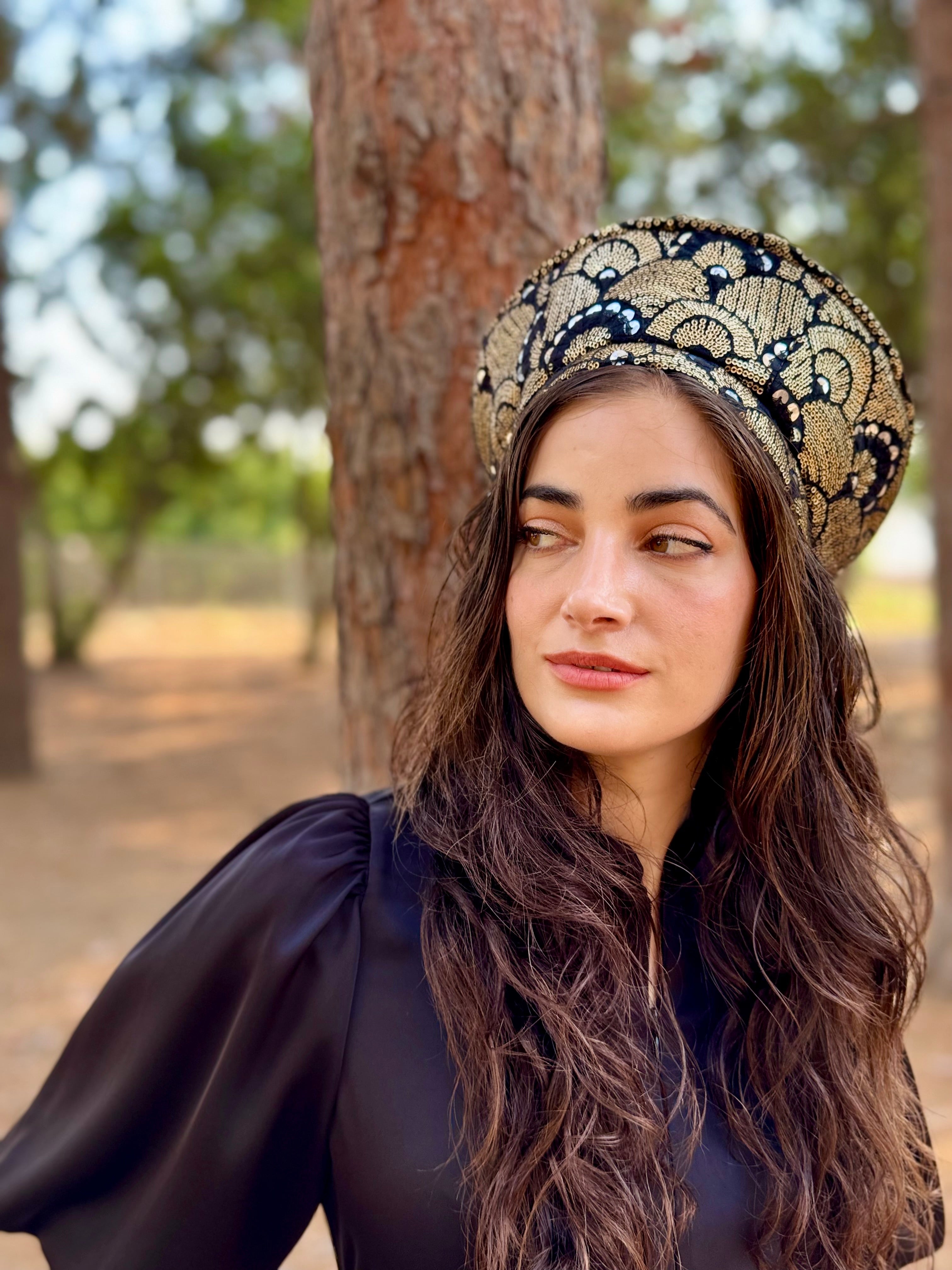 כובע שיק רקום פייטים קשתות זהב (7900036333744)