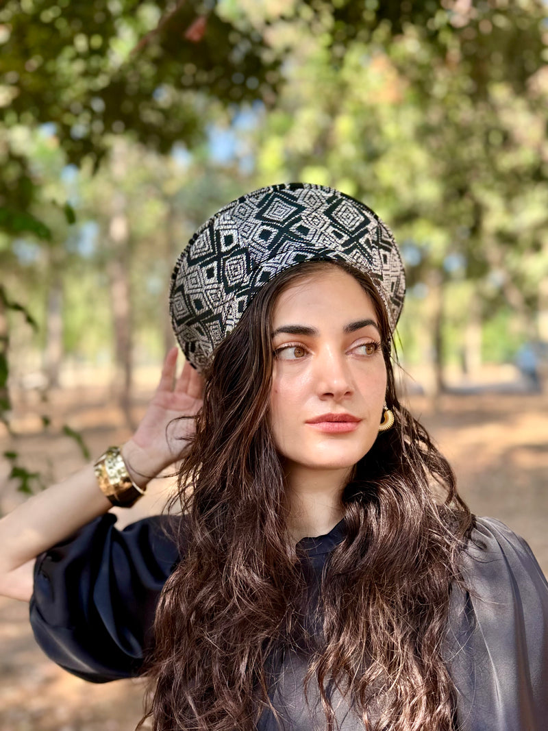 כובע שיק מעויינים שחור לבן (7900039970992)