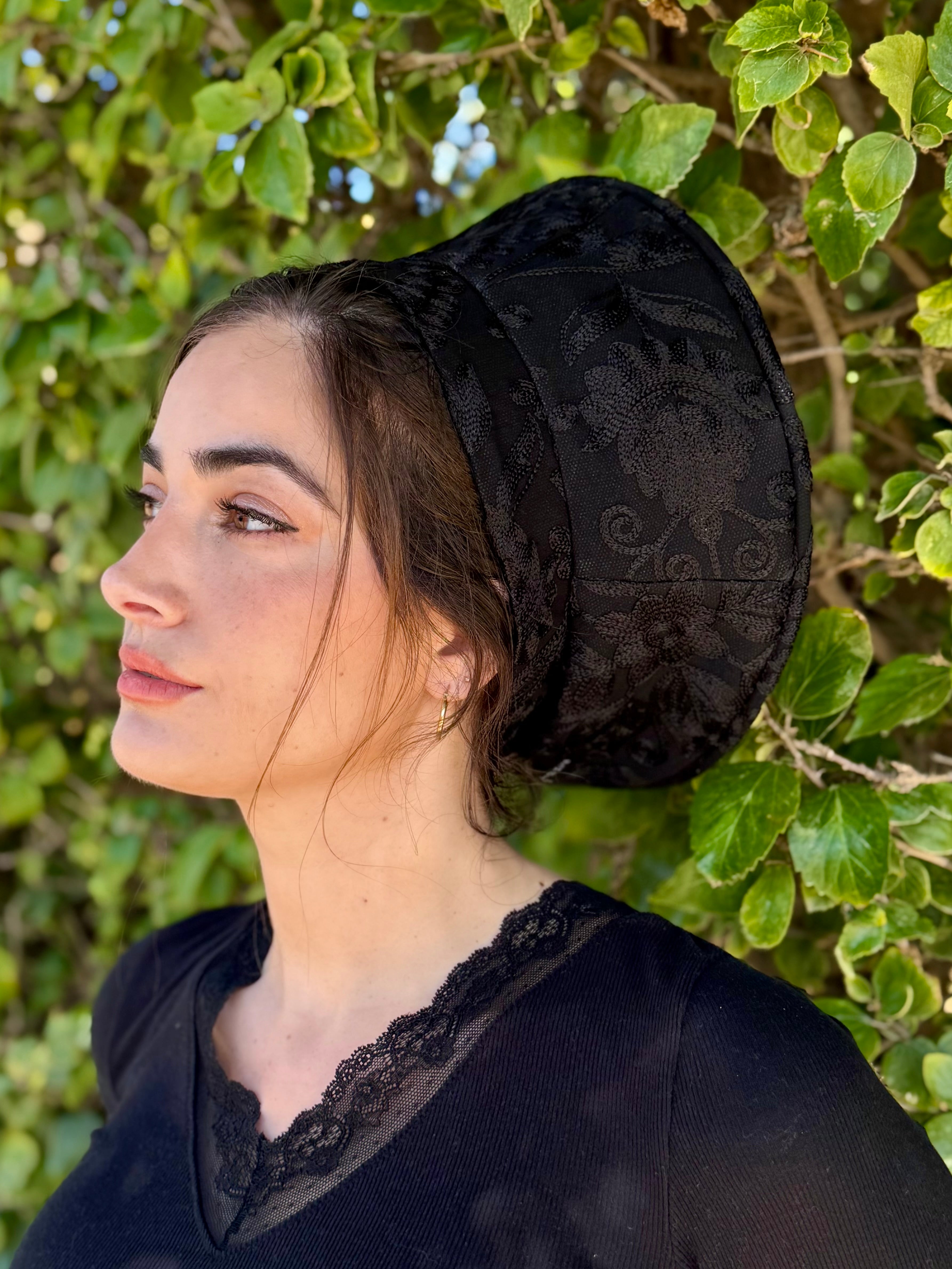 כובע שיק רקום שחור