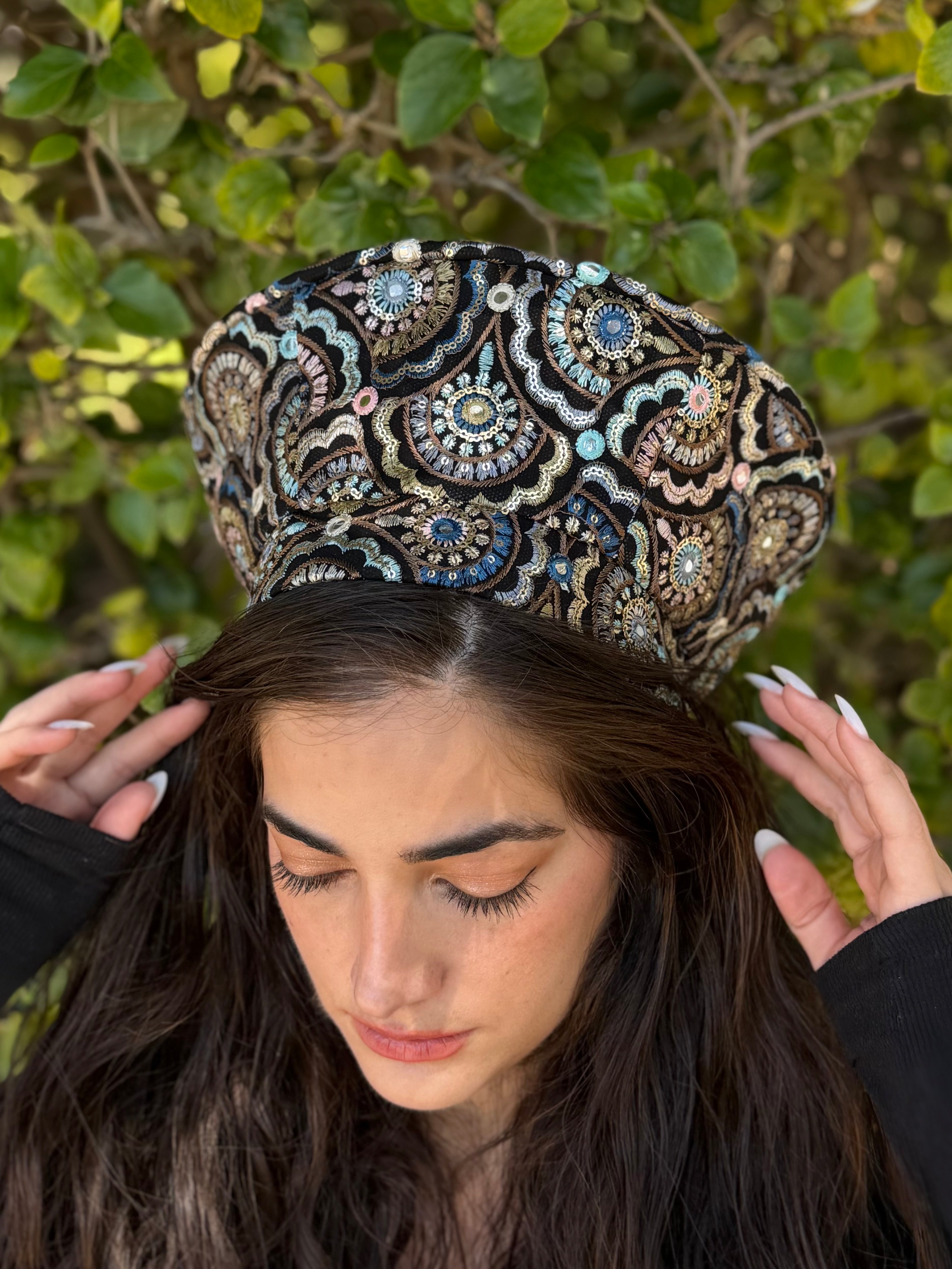 כובע שיק רקום קשתות תכלת