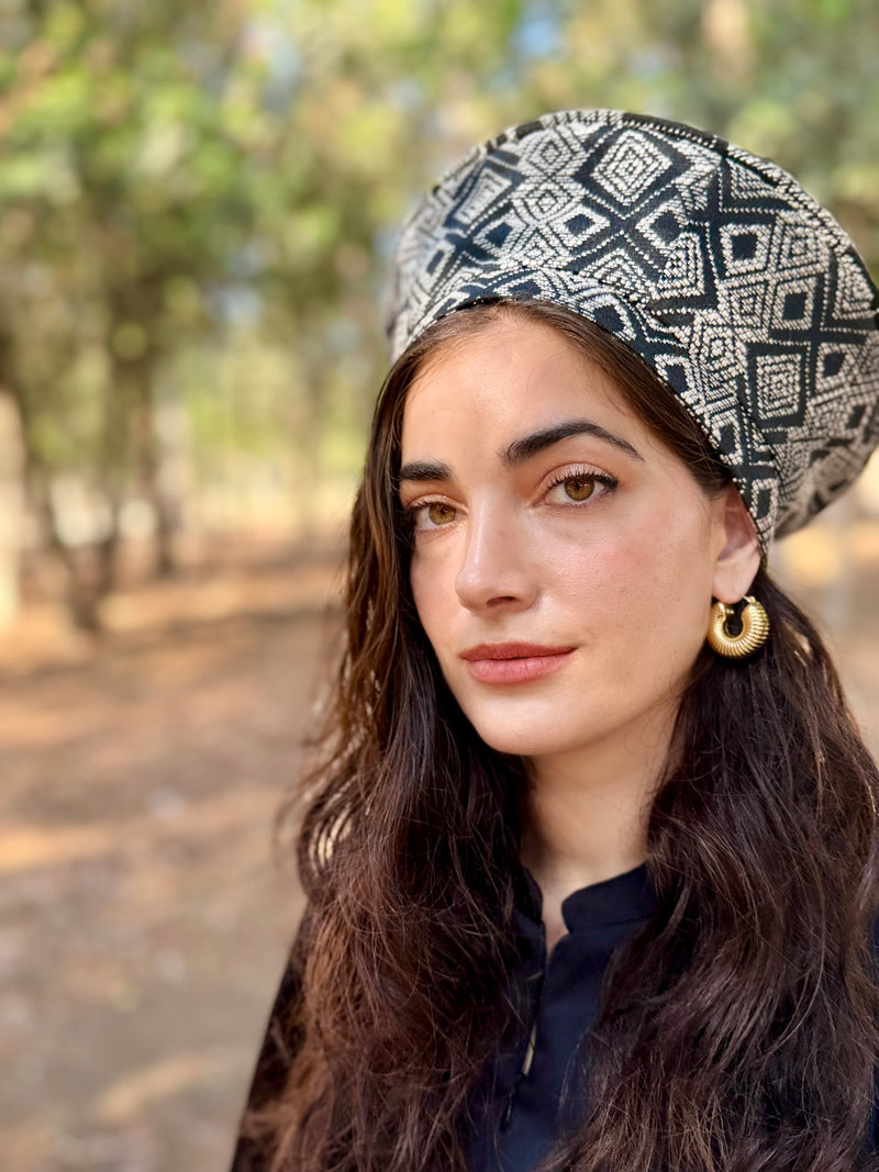 כובע שיק מעויינים שחור לבן (7900039970992)