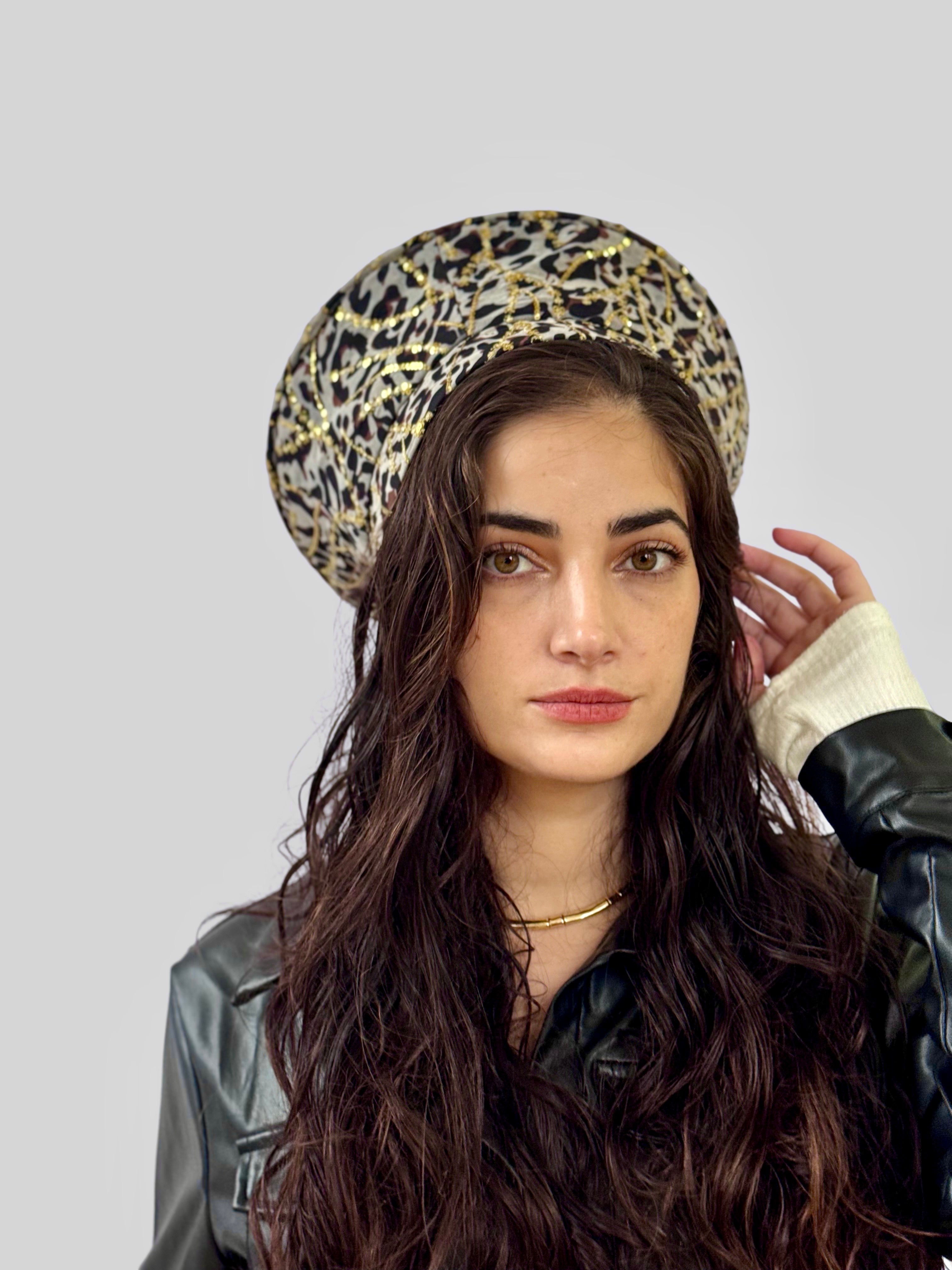 כובע שיק שיפון מנומר פייטים זהב