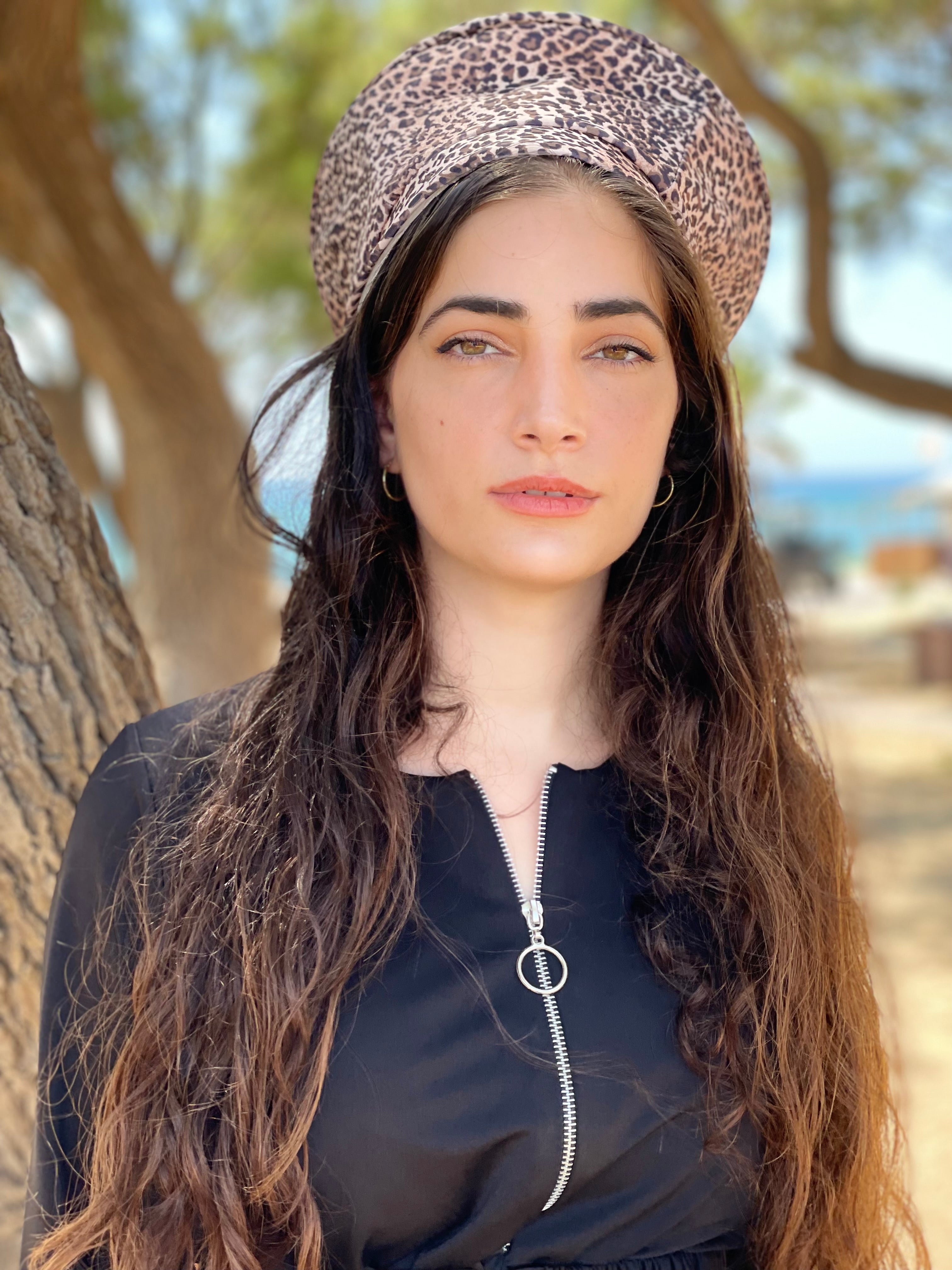 ⁨⁨כובע שיק קומפורט בגד-ים מנומר⁩⁩