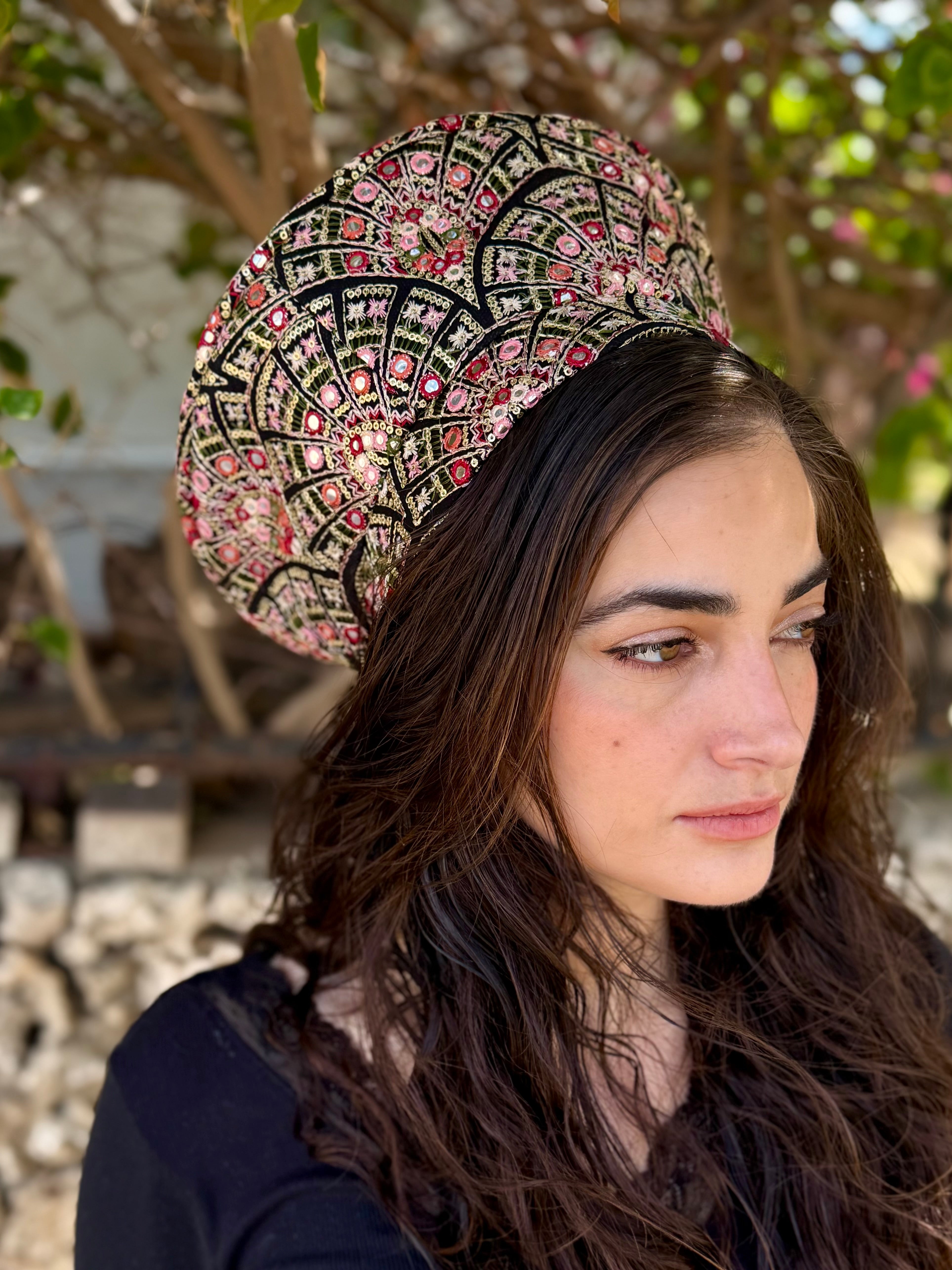 כובע שיק רקום קשתות ורודות