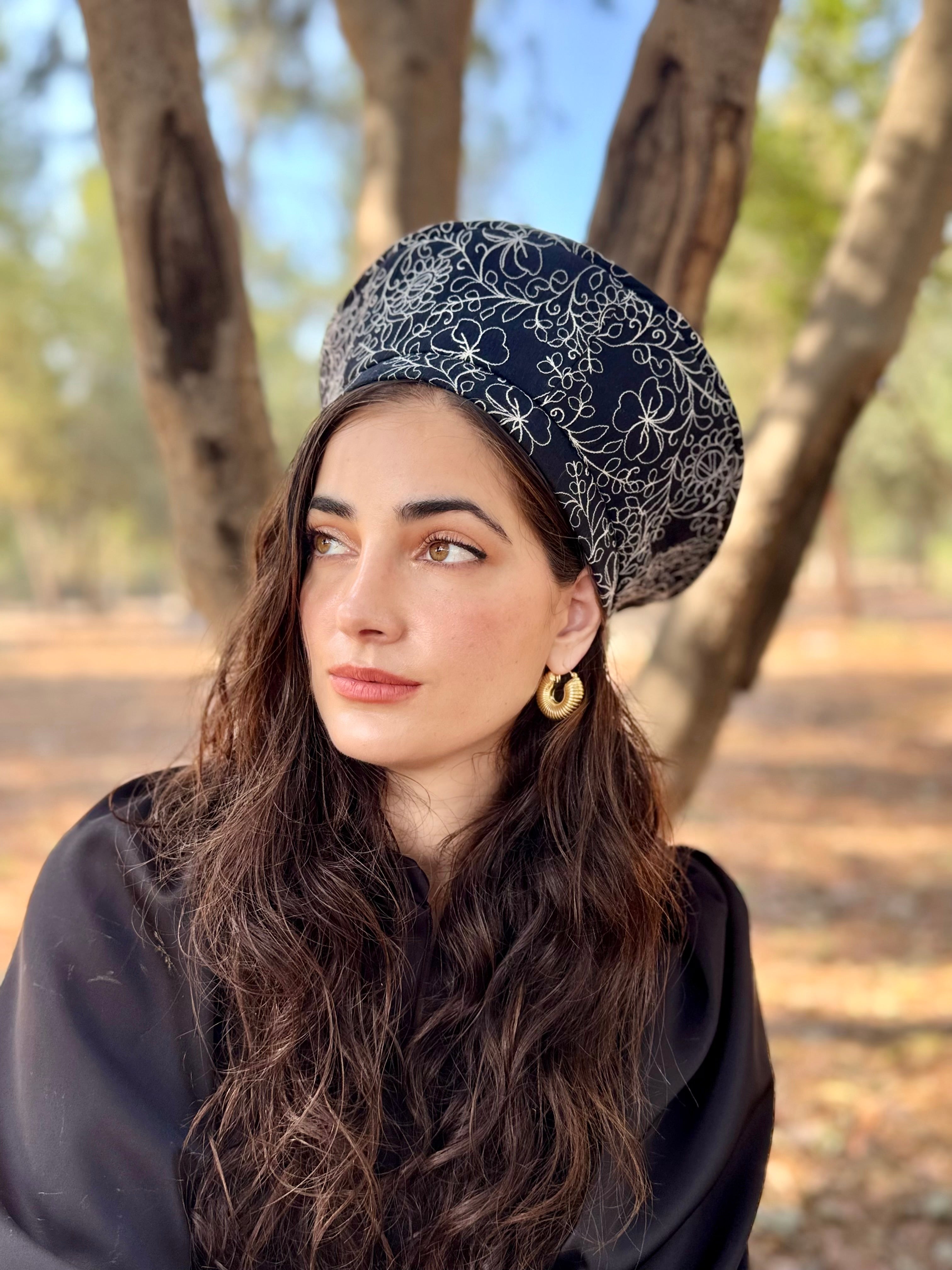 כובע שיק כותנה רקומה שחור לבן (7900040528048)