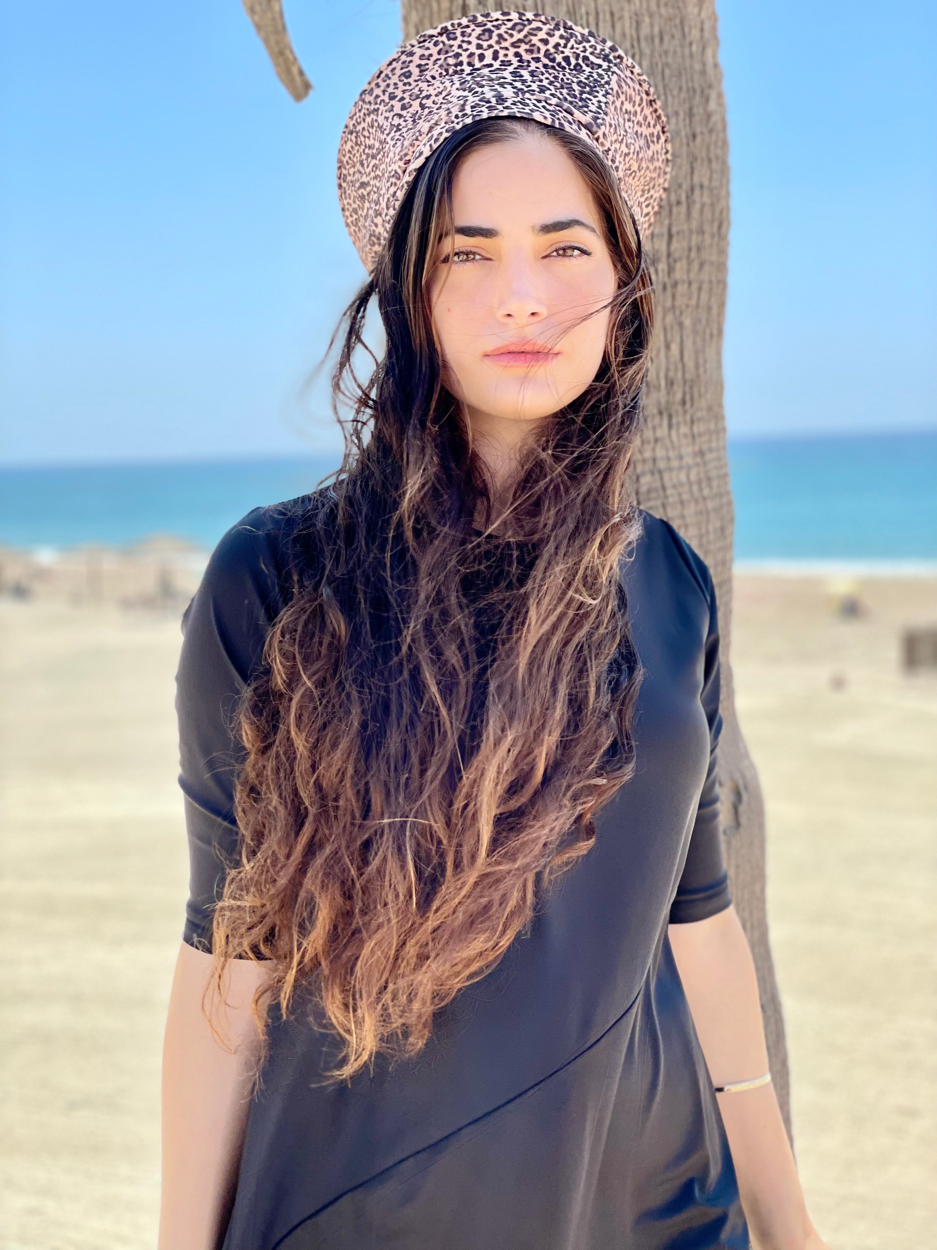 ⁨⁨כובע שיק קומפורט בגד-ים מנומר⁩⁩