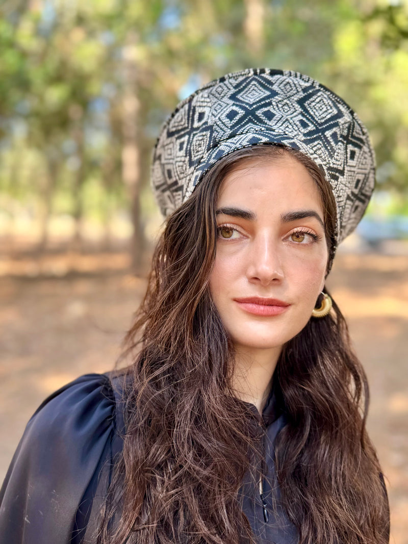 כובע שיק מעויינים שחור לבן (7900039970992)