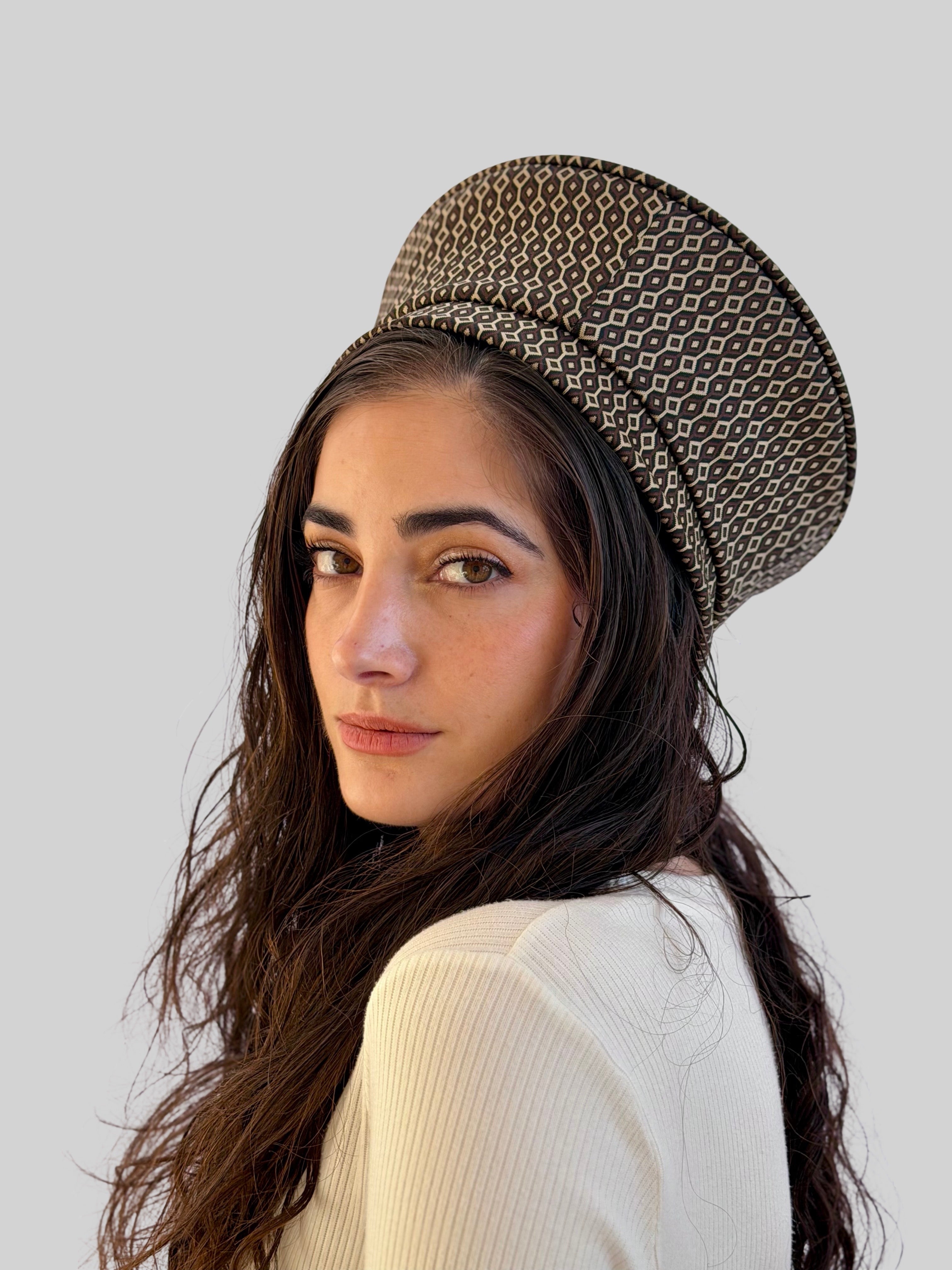 כובע שיק קומפורט גאומטרי חום