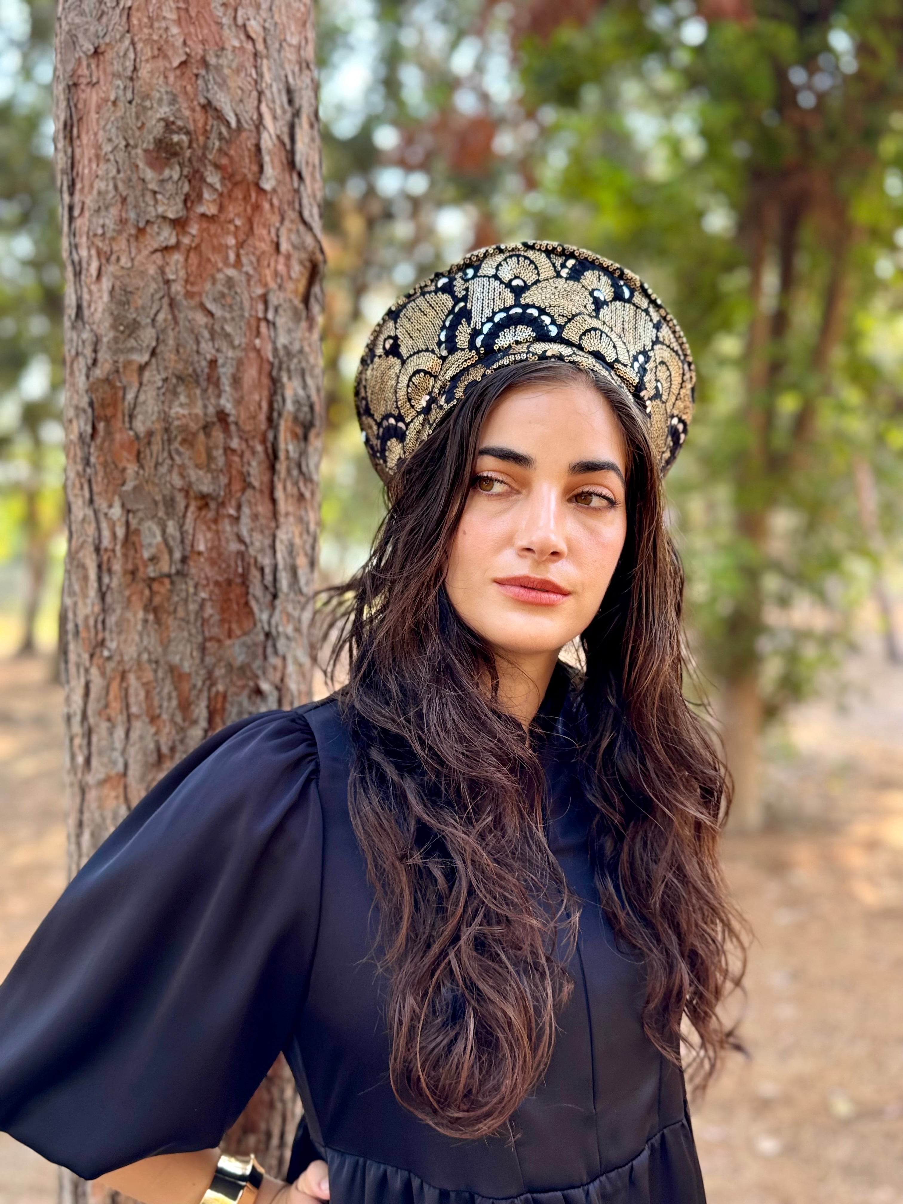 כובע שיק רקום פייטים קשתות זהב (7900036333744)