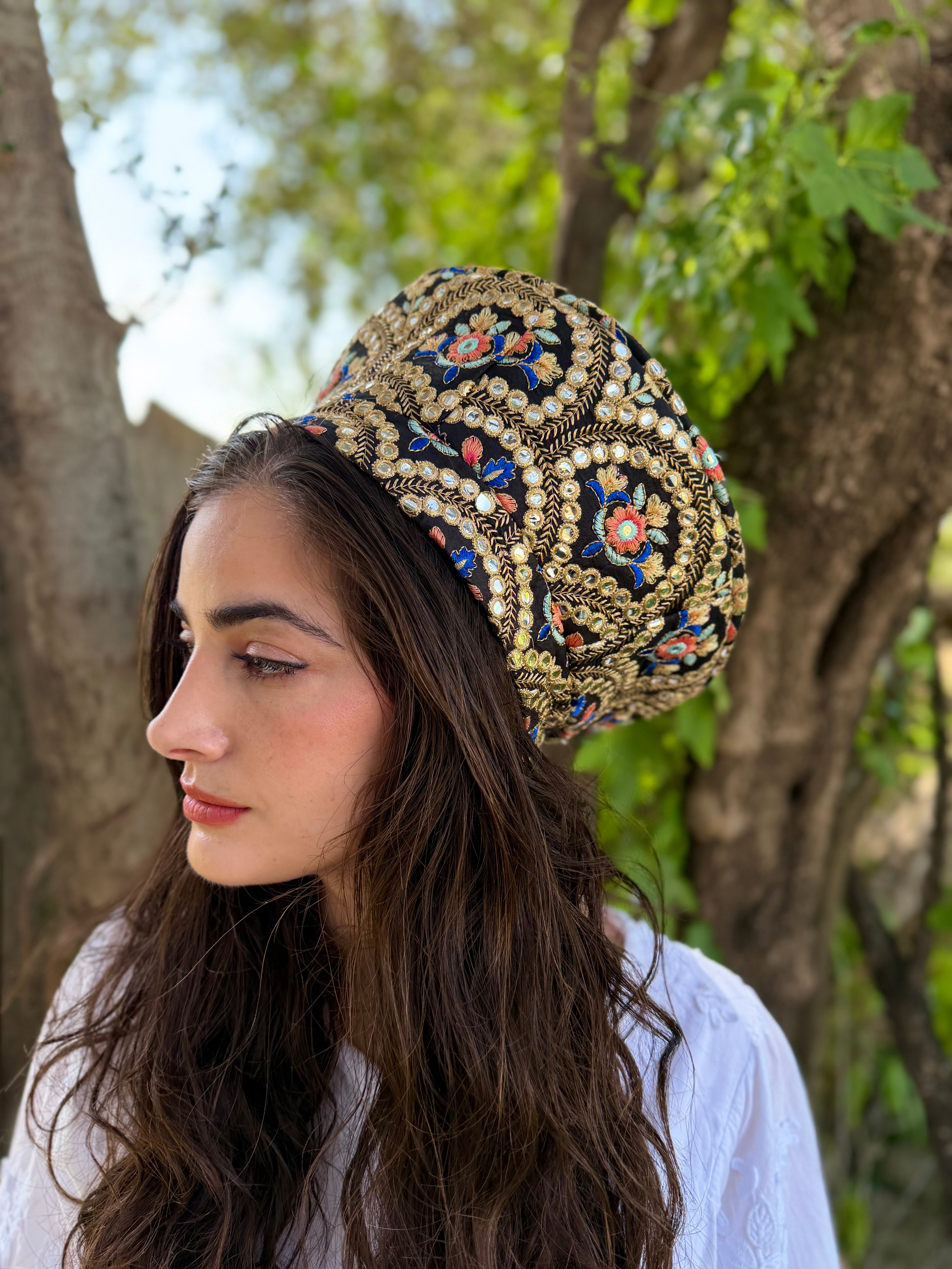 כובע שיק רקום קשתות זהובות