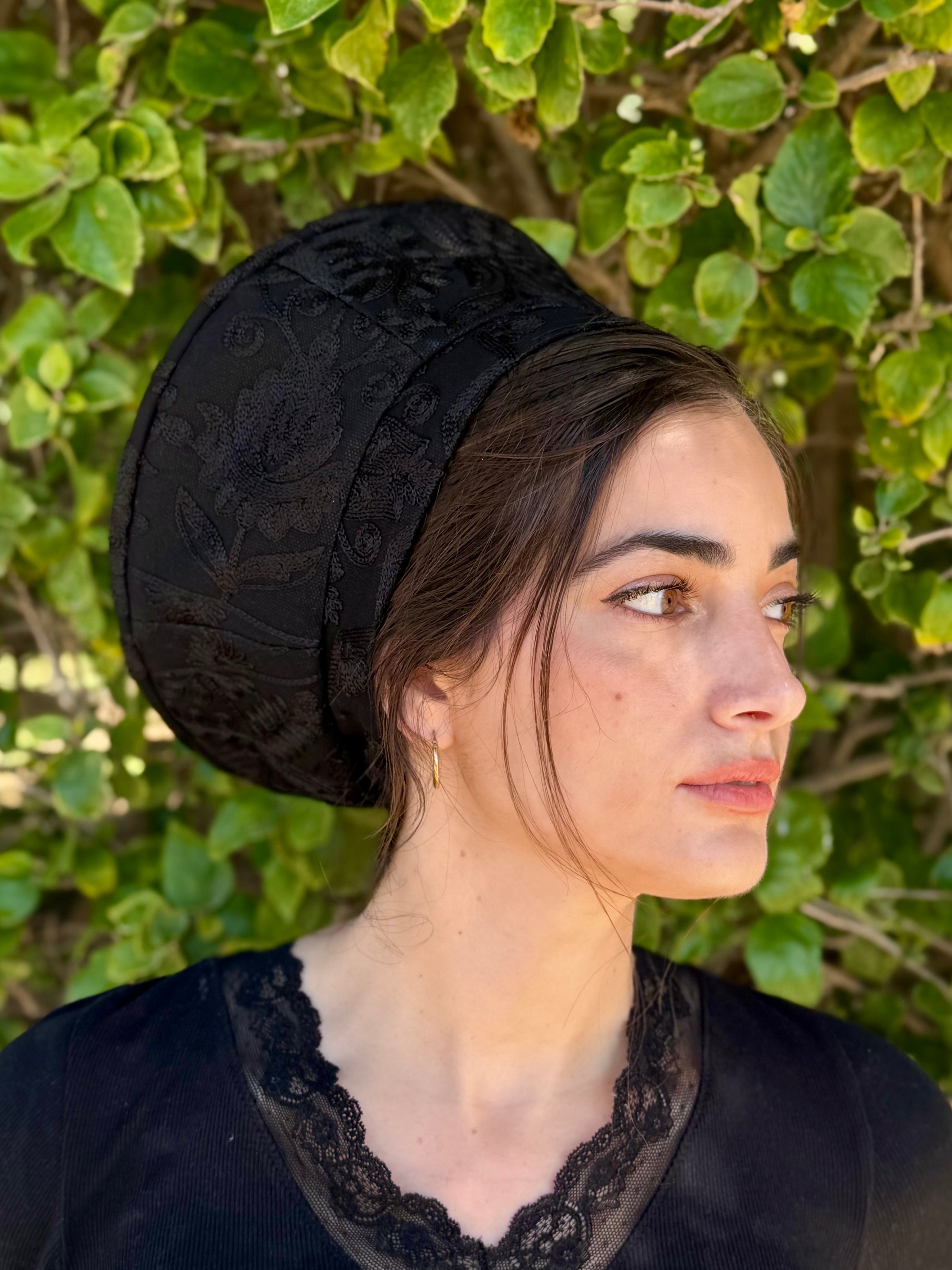 כובע שיק רקום שחור