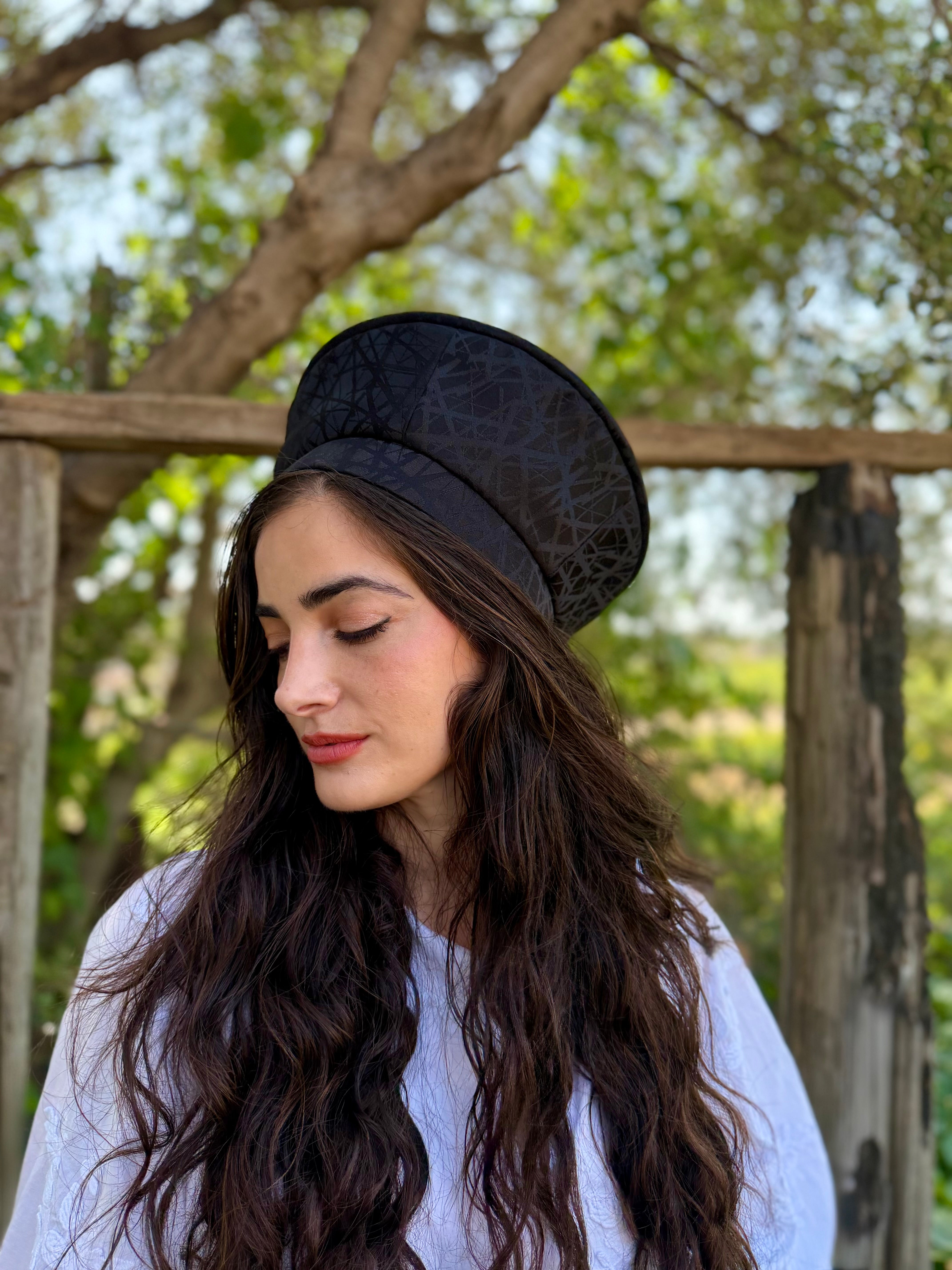 כובע שיק גאומטרי שחור
