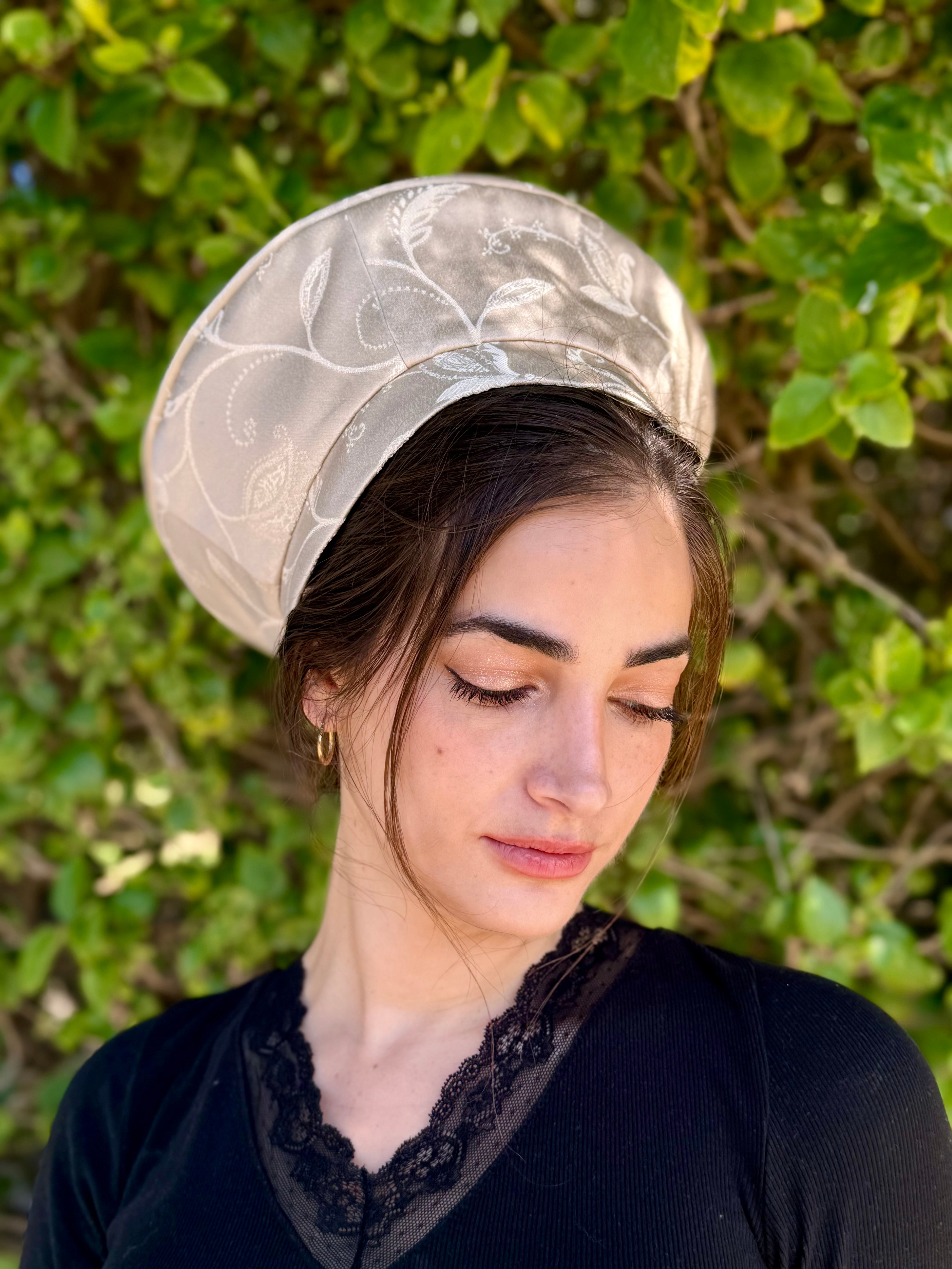 כובע שיק סאטן בז׳ פרחים