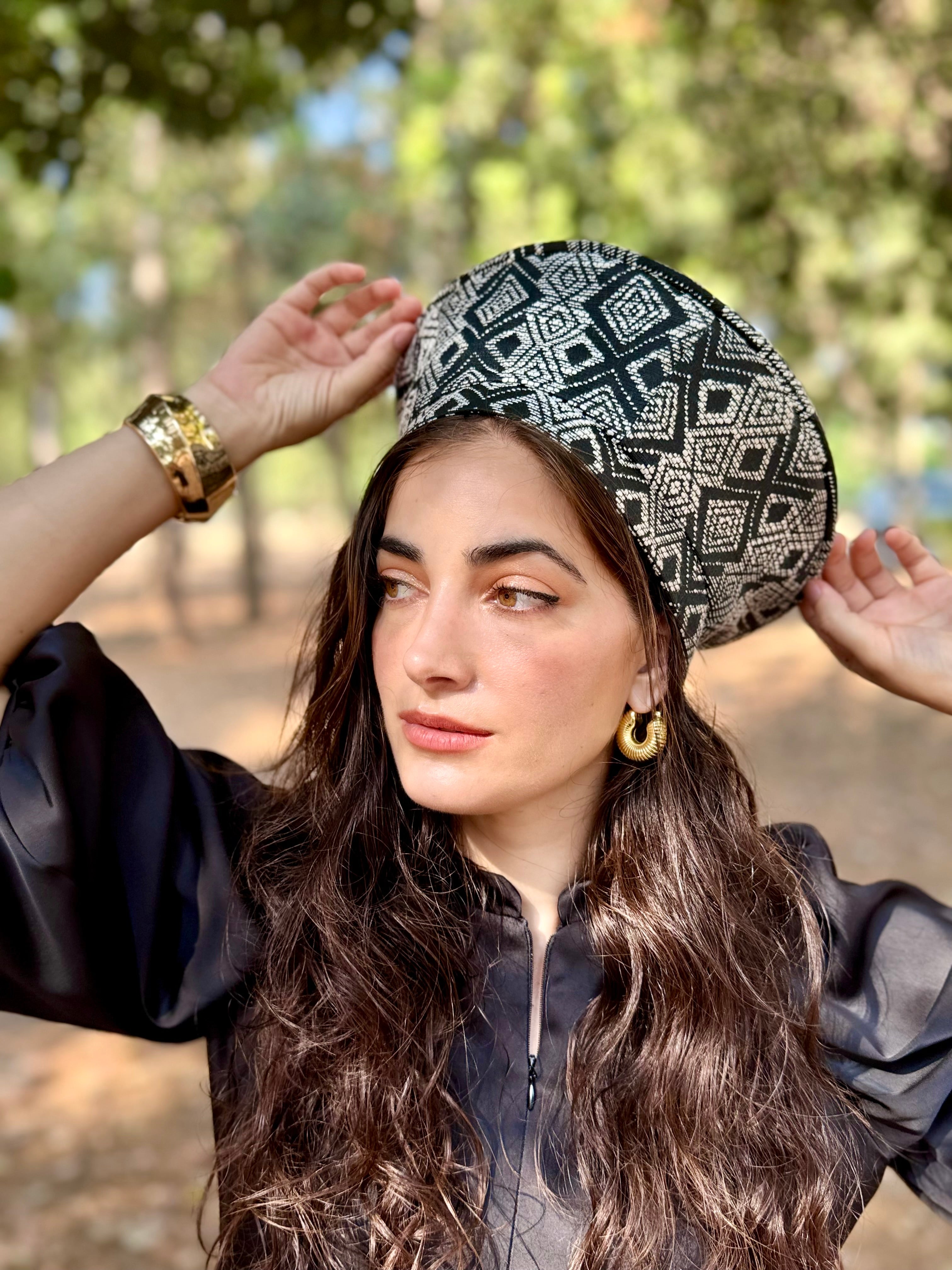 כובע שיק מעויינים שחור לבן (7900039970992)