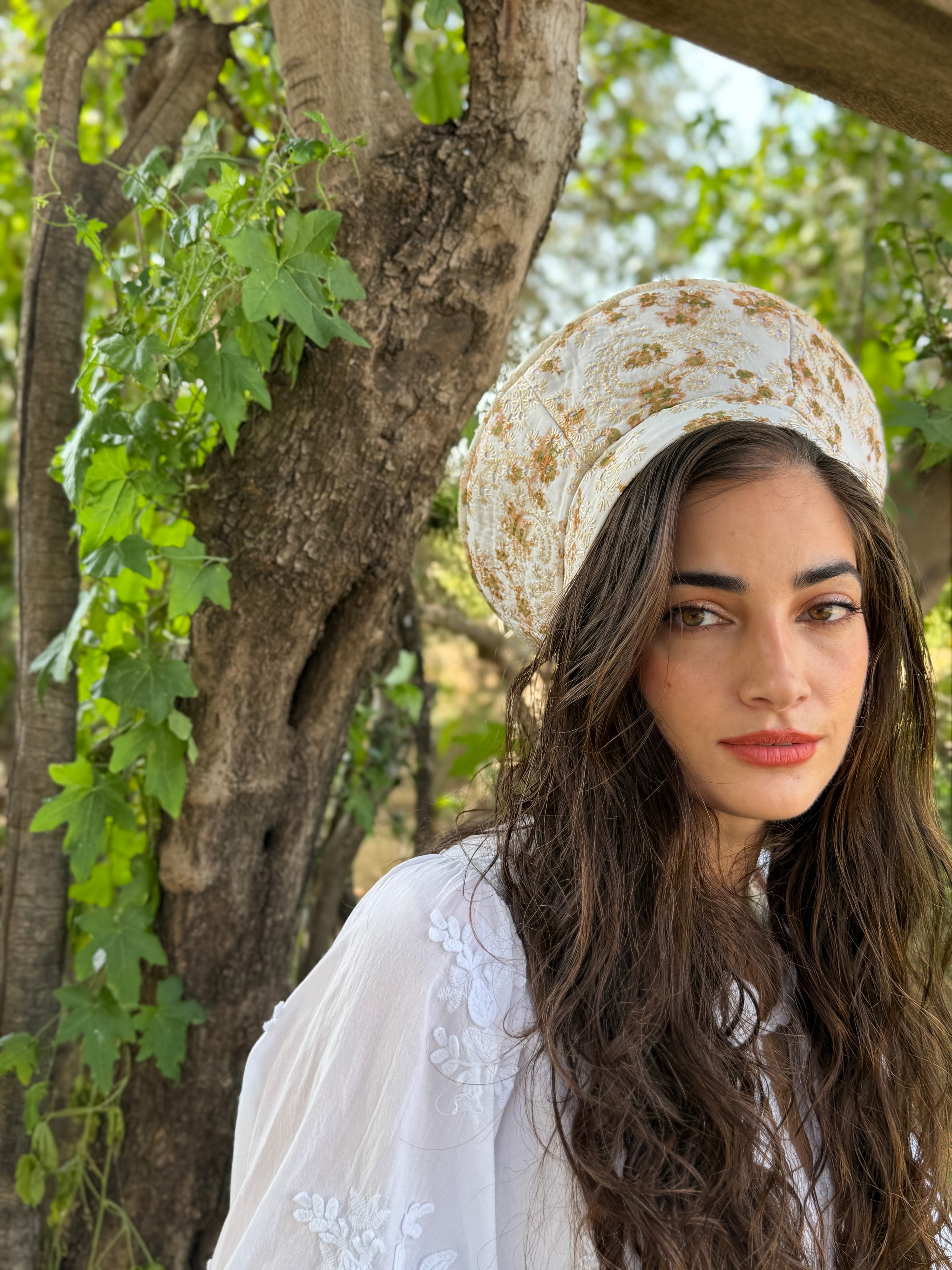 כובע שיק רקום לבן פרחוני