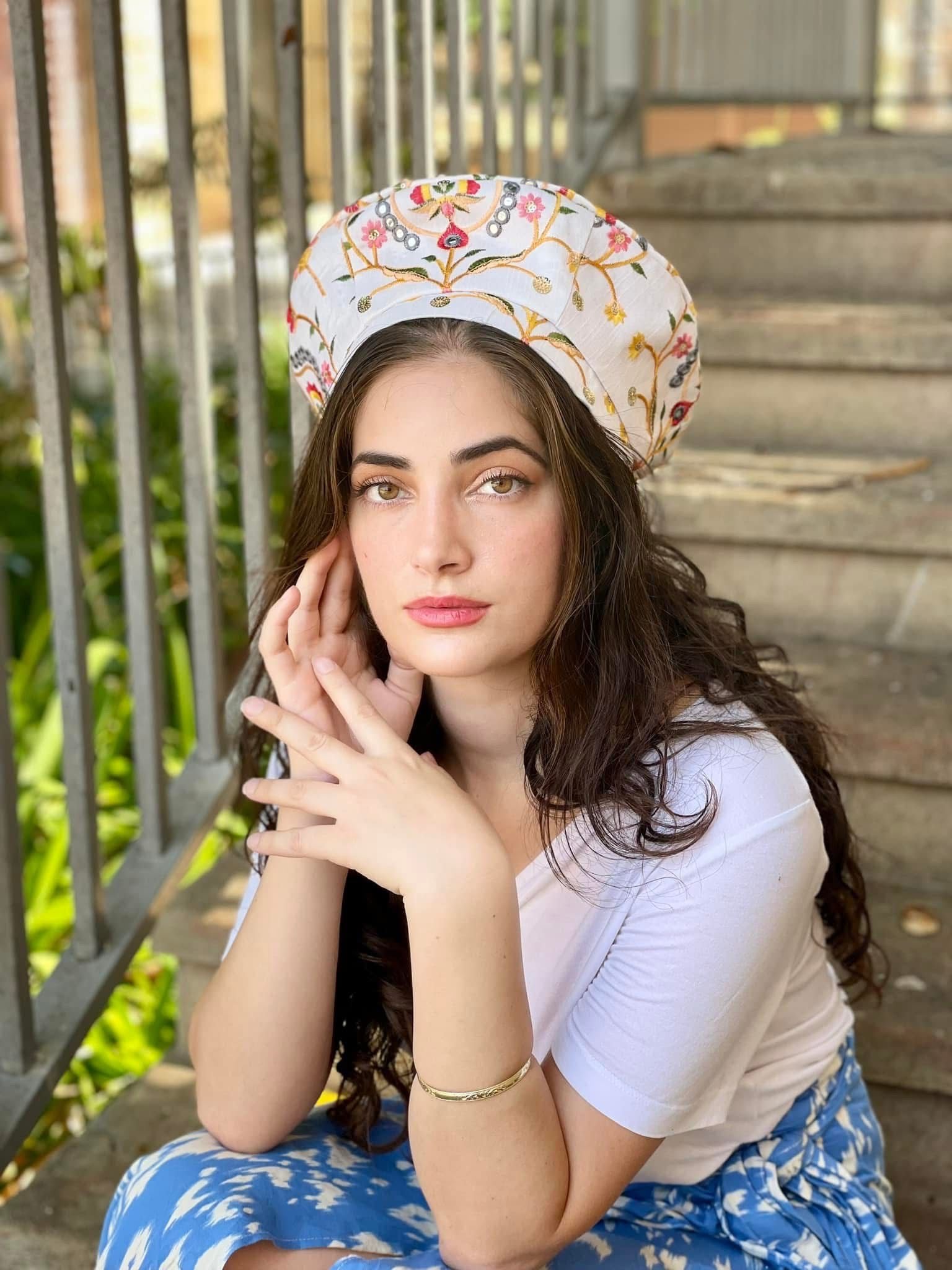 כובע שיק רקום לבן פרחוני