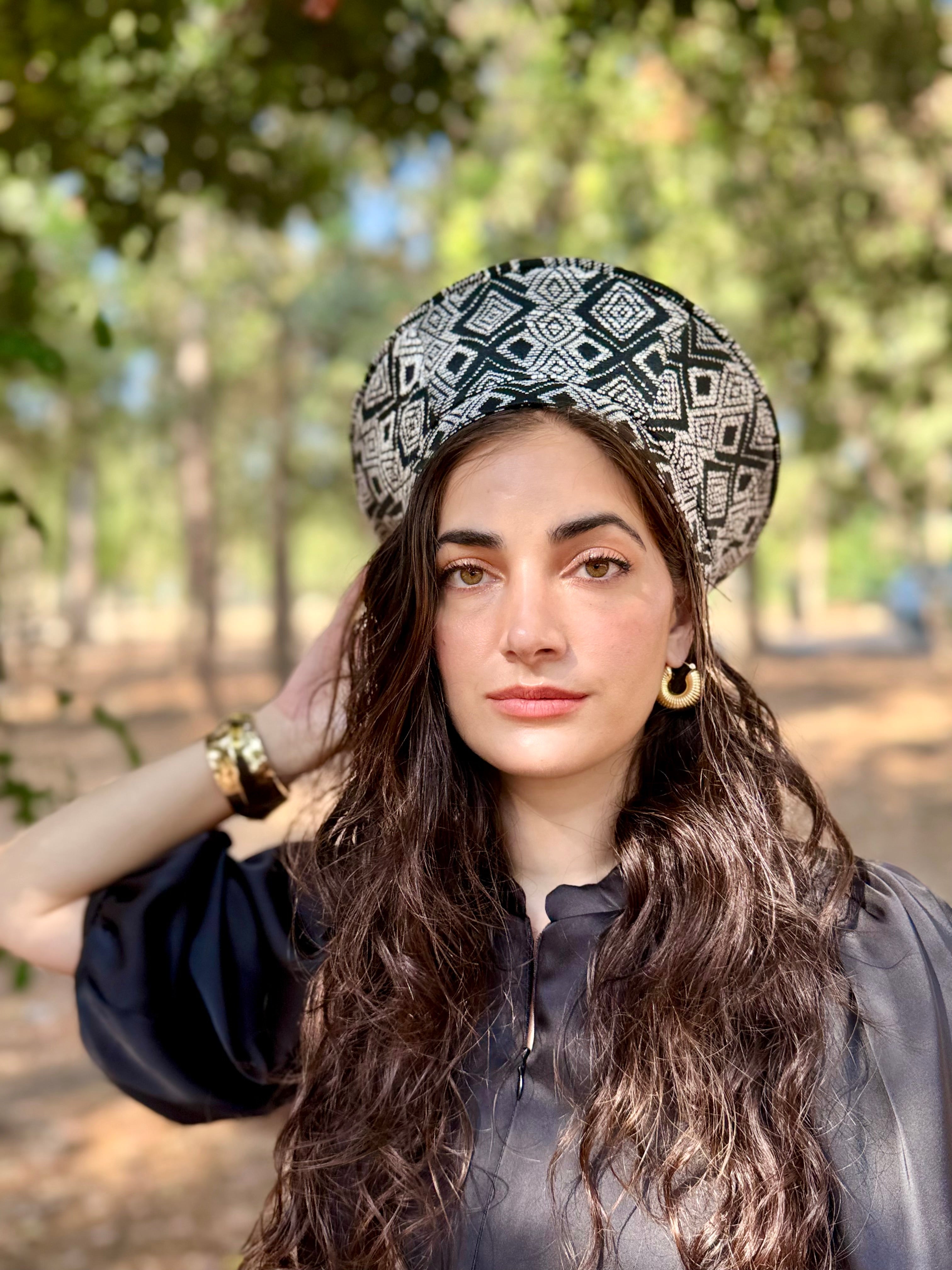 כובע שיק מעויינים שחור לבן (7900039970992)