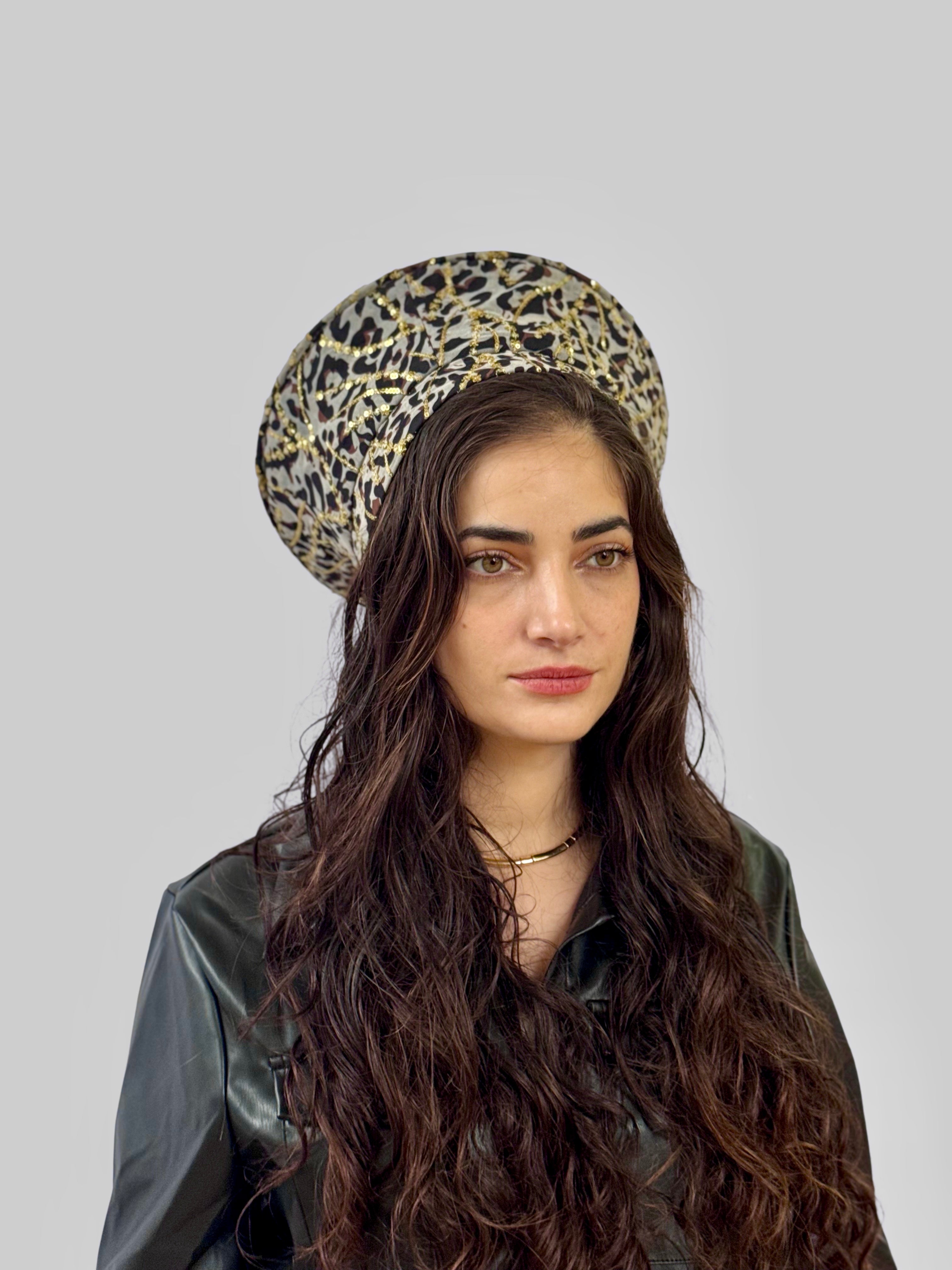 כובע שיק שיפון מנומר פייטים זהב