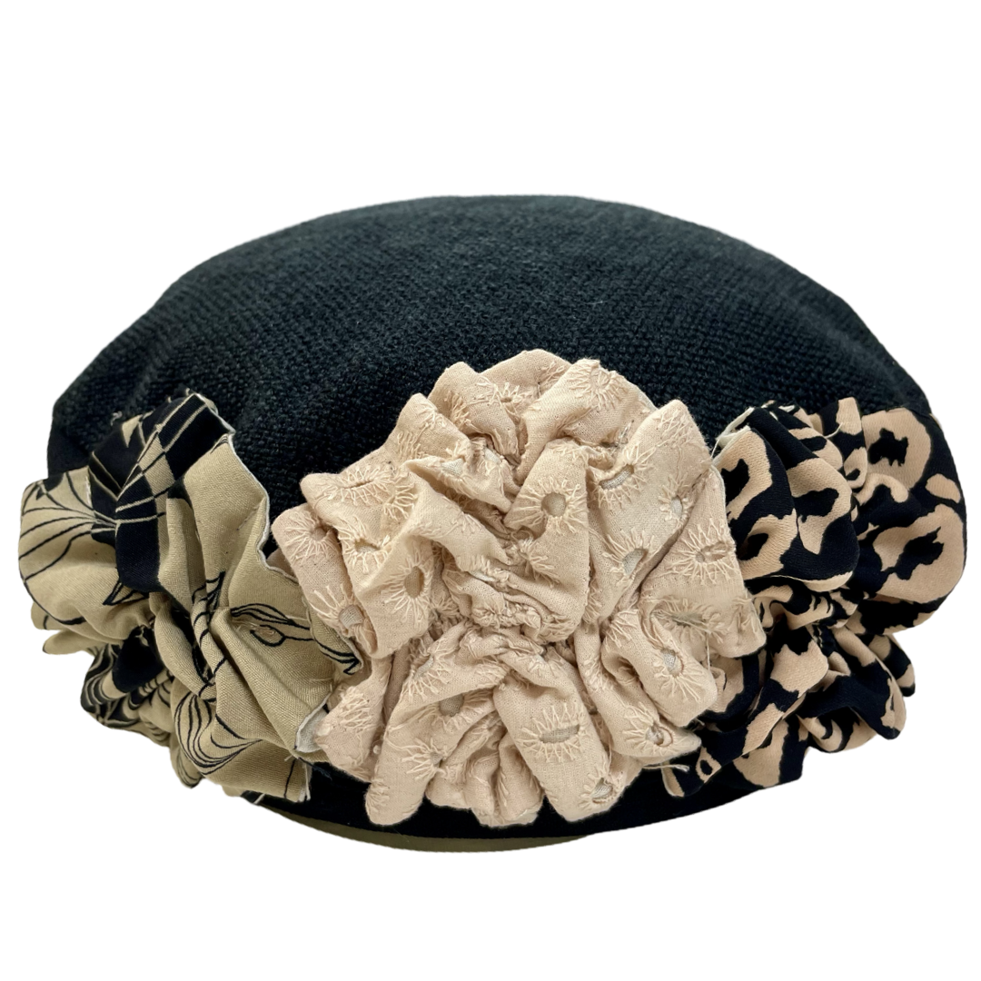 ⁨⁨ברט קלאסי פרחים בז׳ שחור