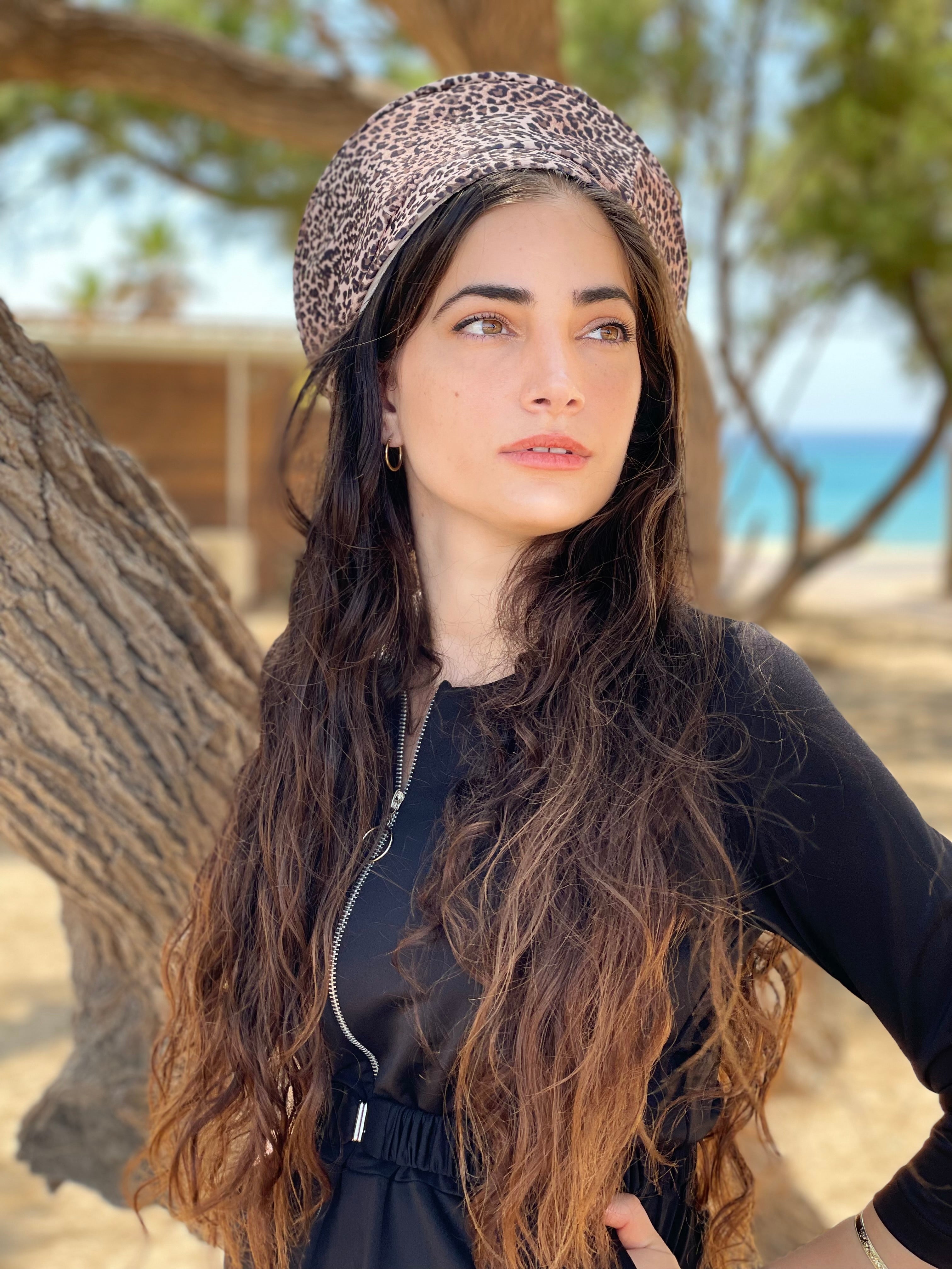 ⁨⁨כובע שיק קומפורט בגד-ים מנומר⁩⁩