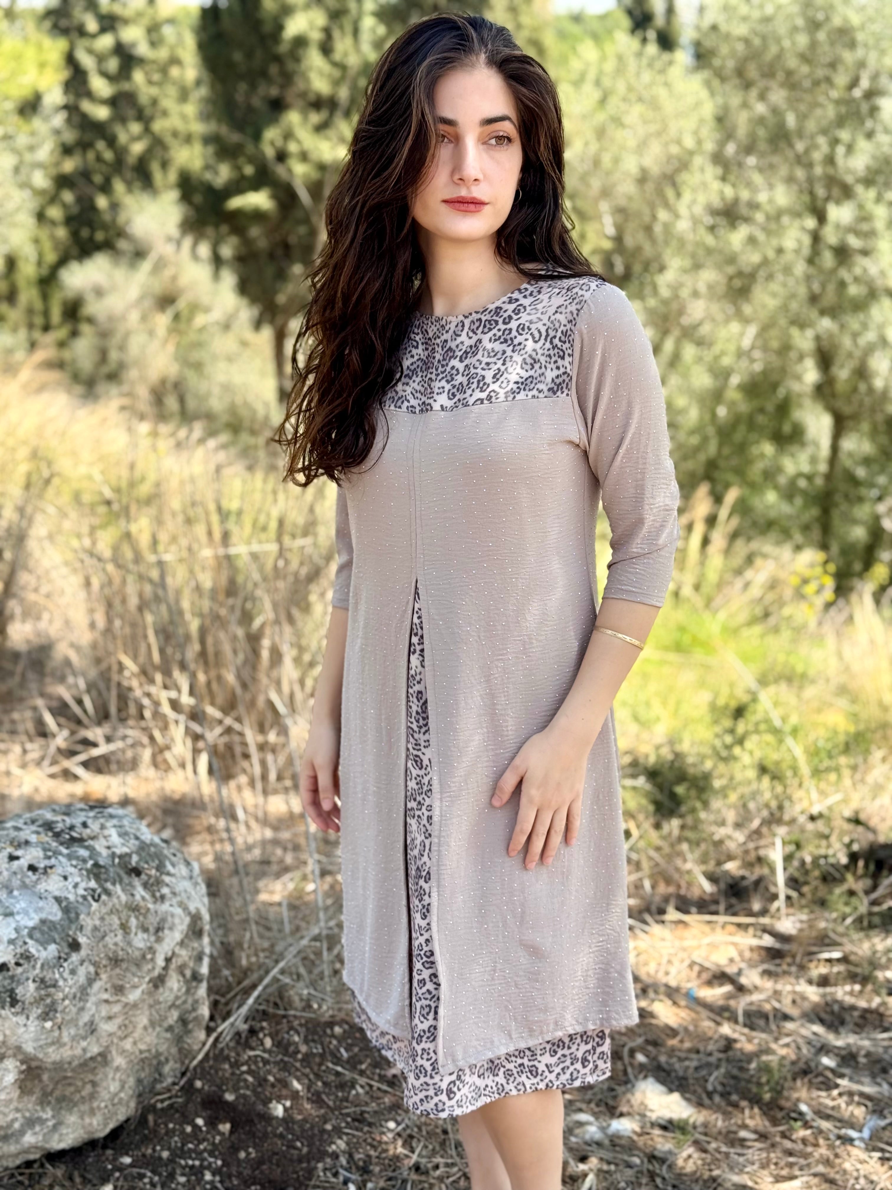 שמלת עדנה בז׳ קריסטל ומנומר (7819559305392)