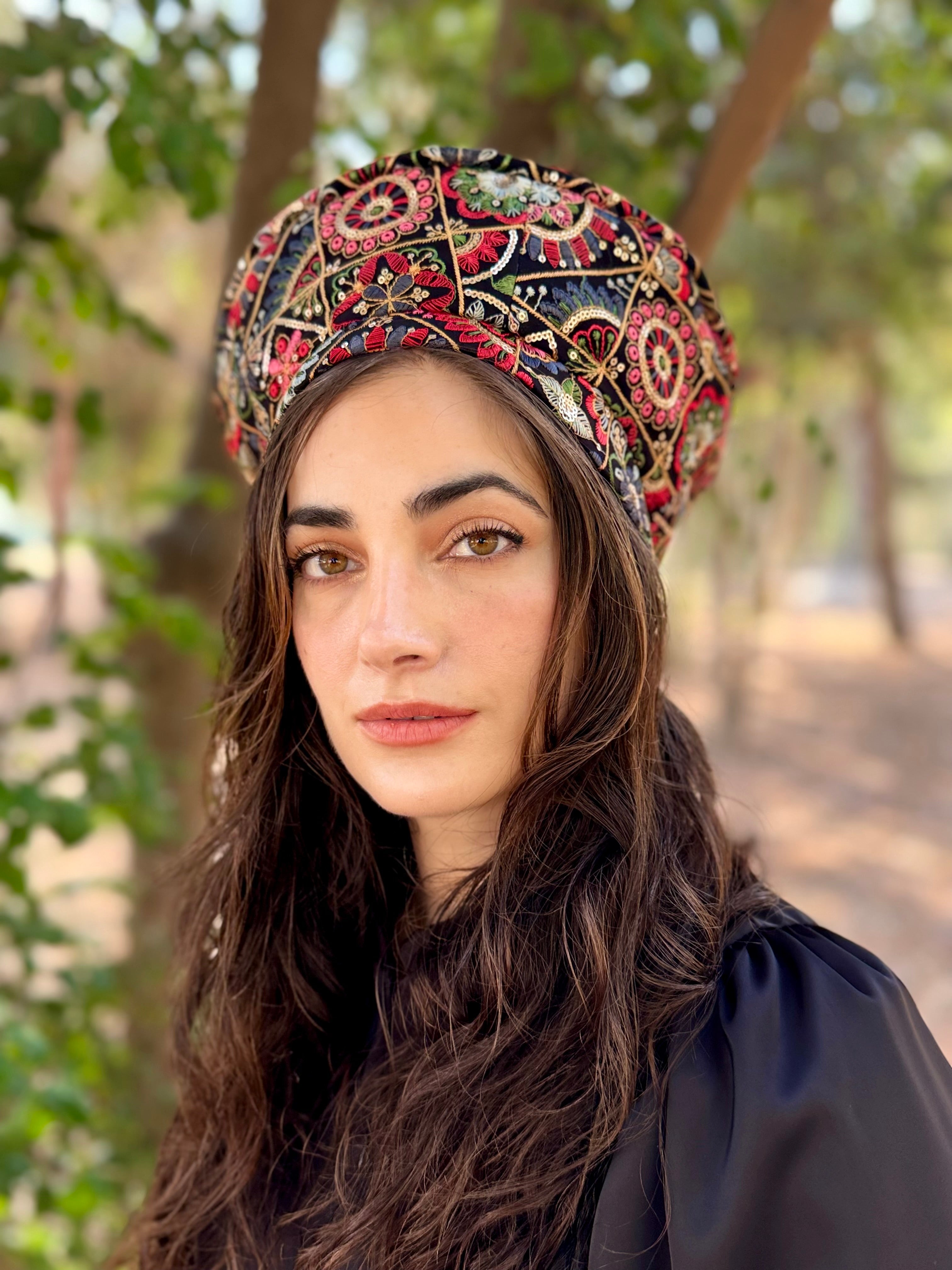 כובע שיק רקום עיגולים שחור אדום (7900036235440)