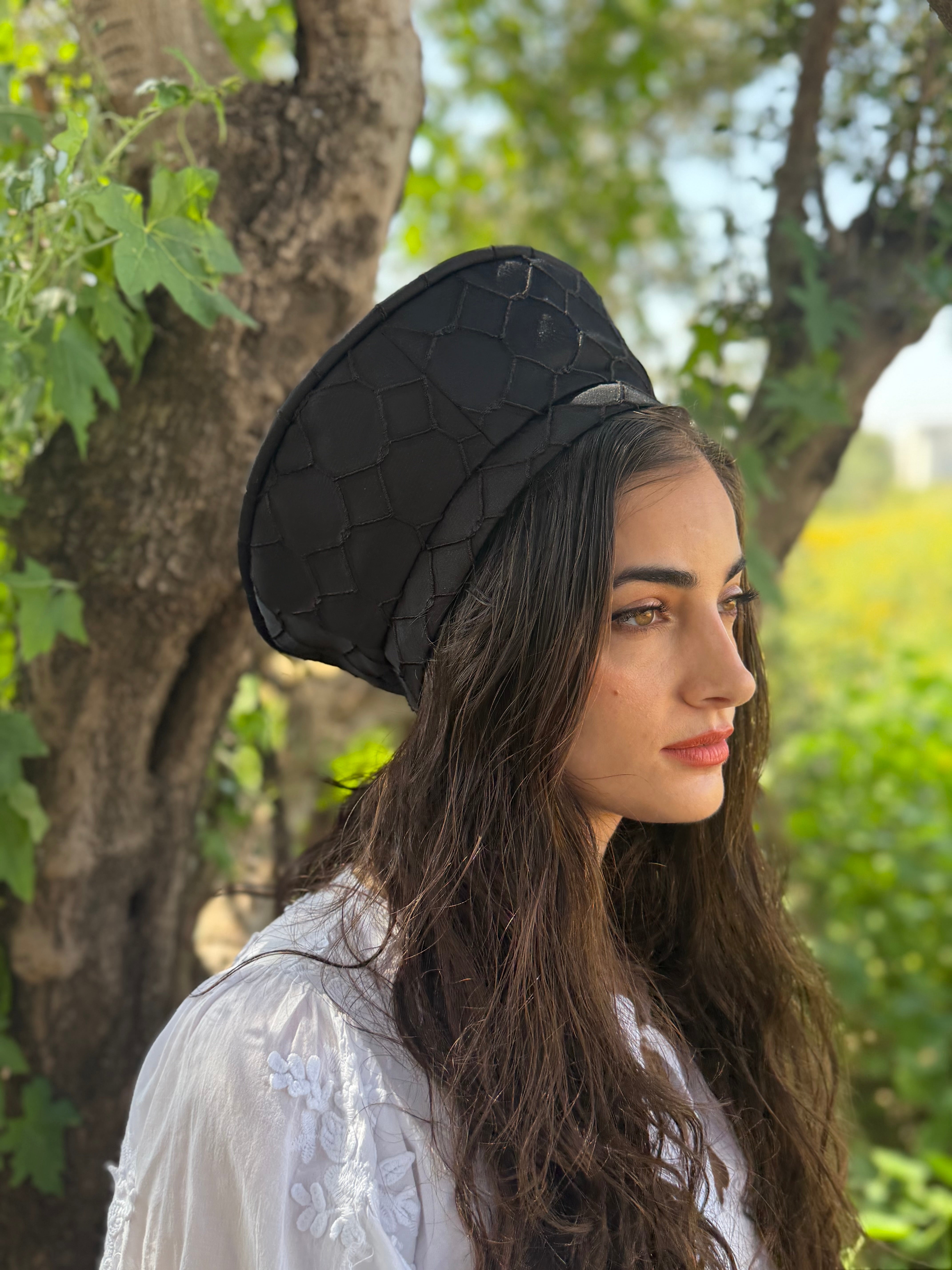 כובע שיק מעויינים שחור
