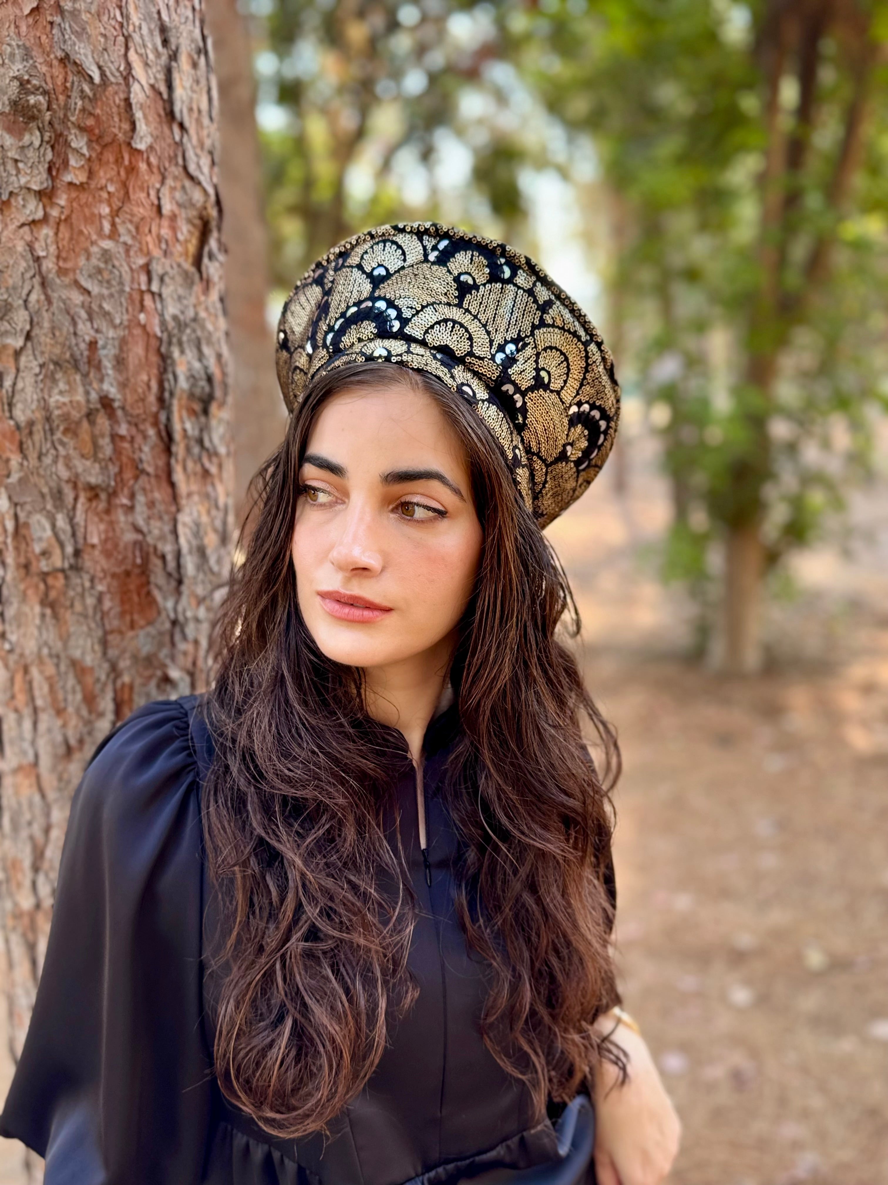 כובע שיק רקום פייטים קשתות זהב (7900036333744)