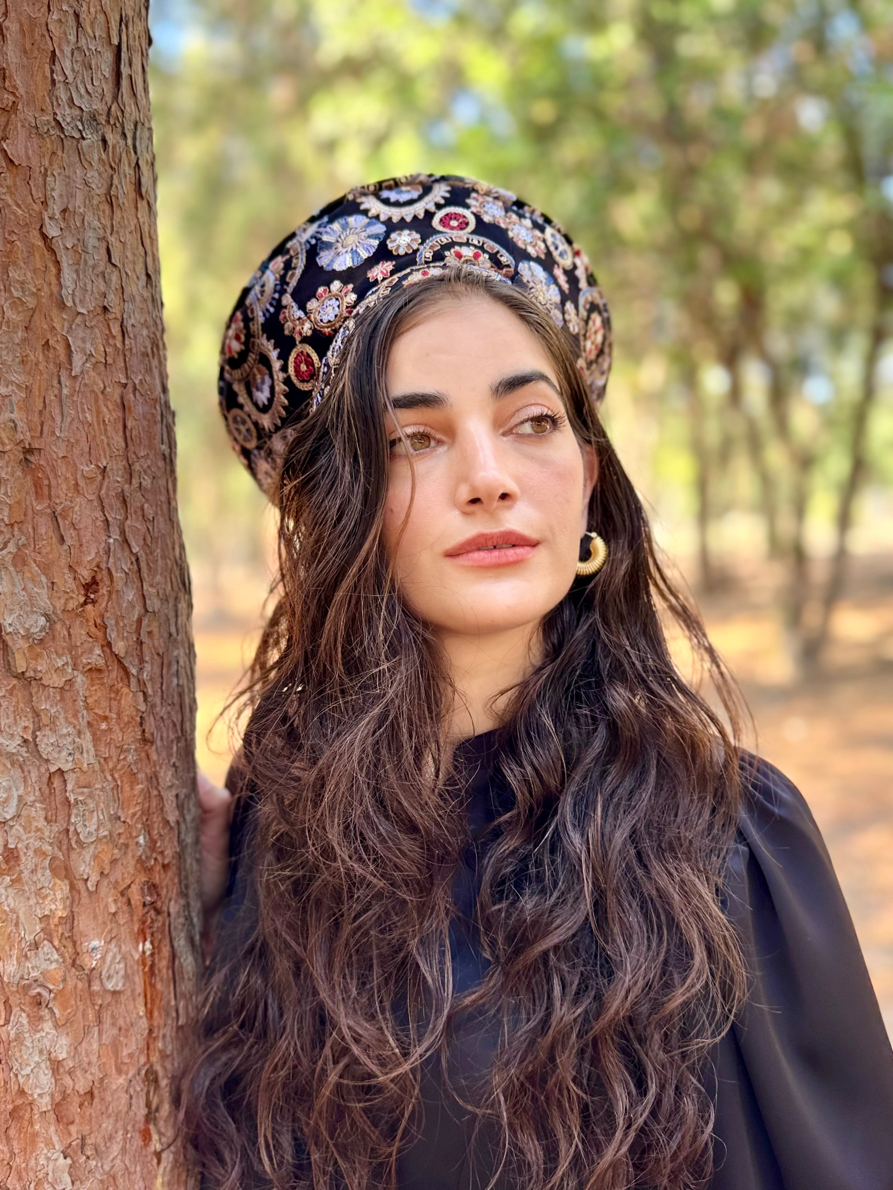 כובע שיק רקום עיגולים שחור תכלת (7900036104368)