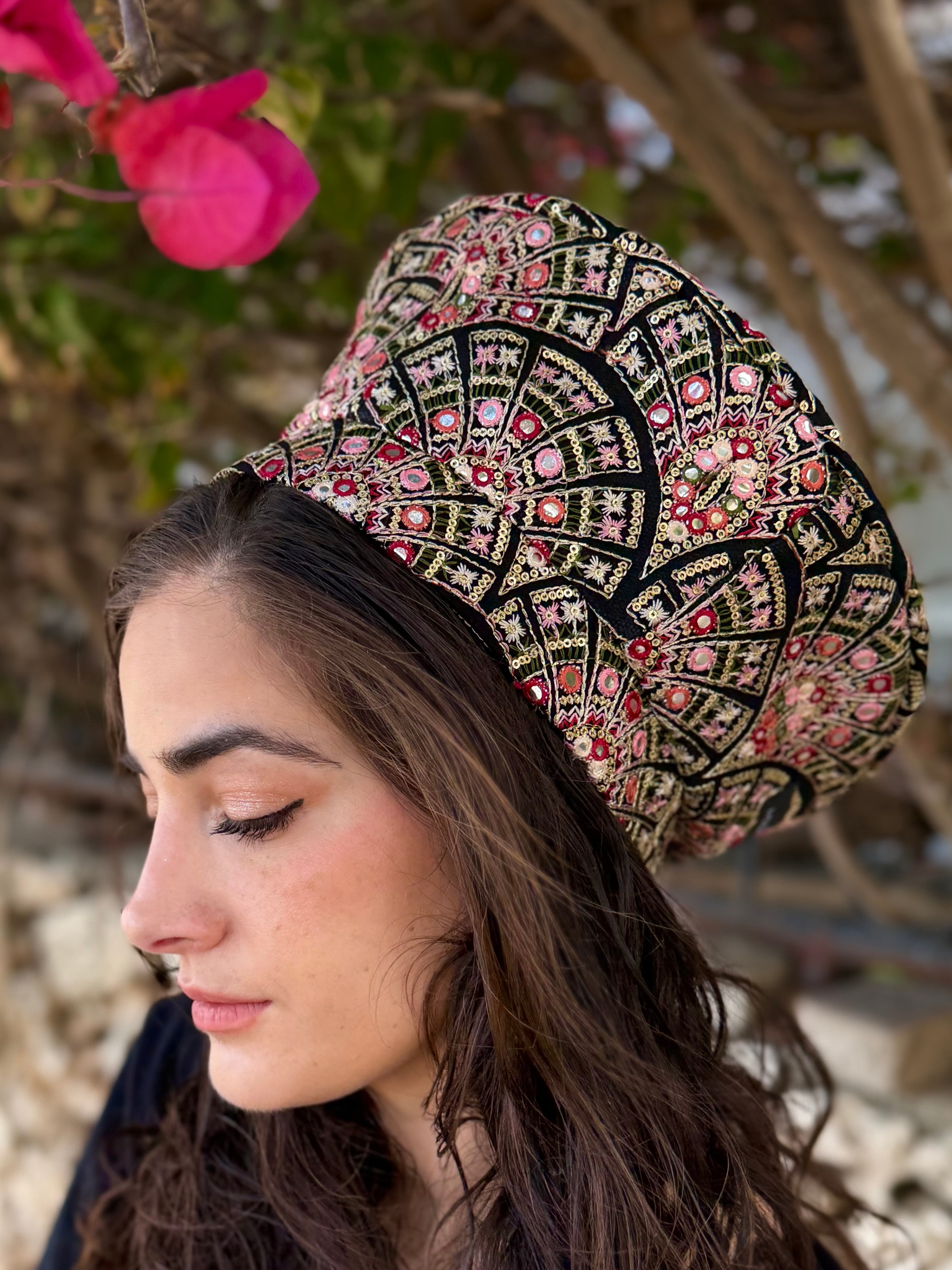 כובע שיק רקום קשתות ורודות