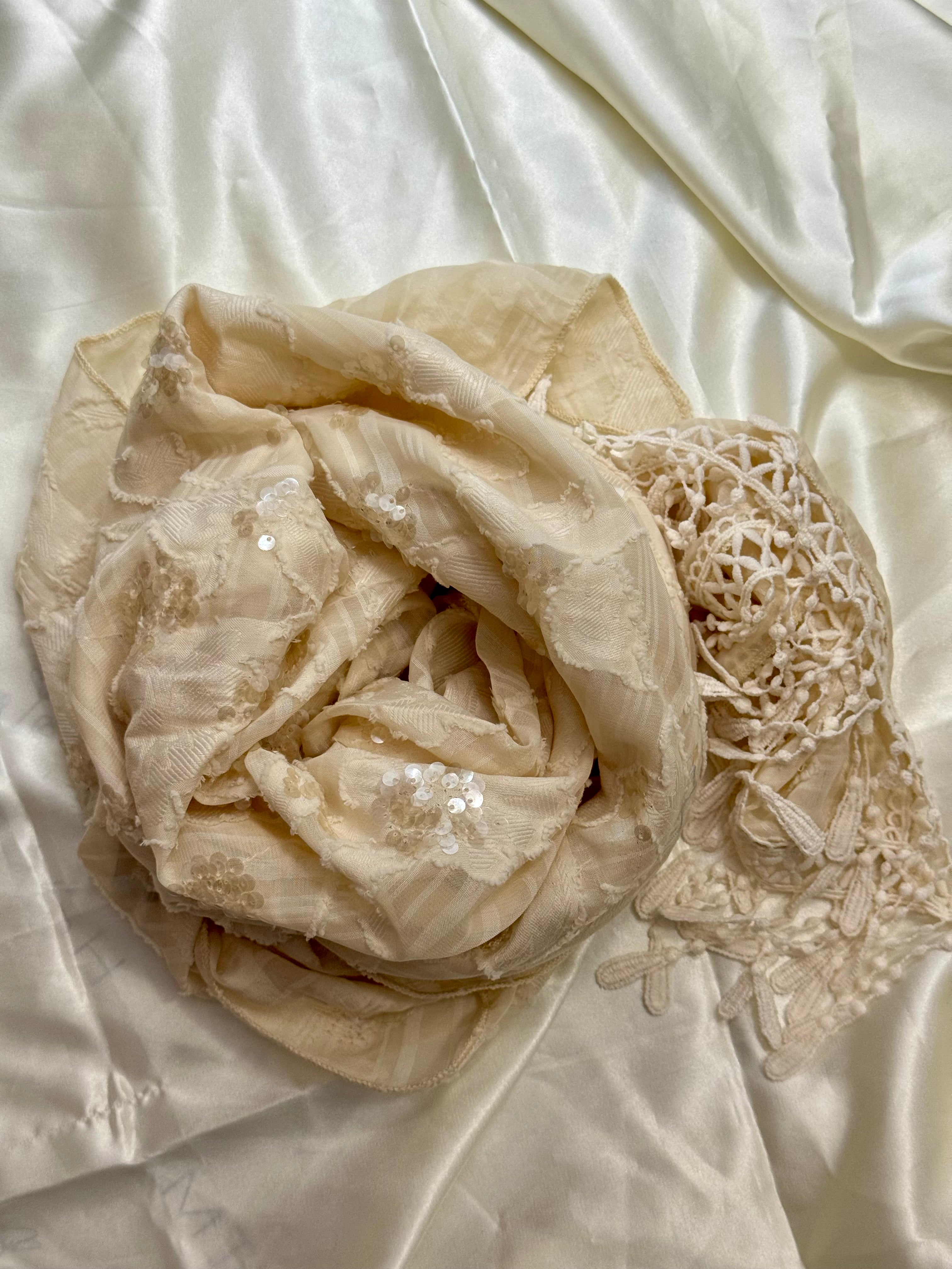 מטפחת ביוטי בז׳ משולש (7937000538288) (7942860603568)