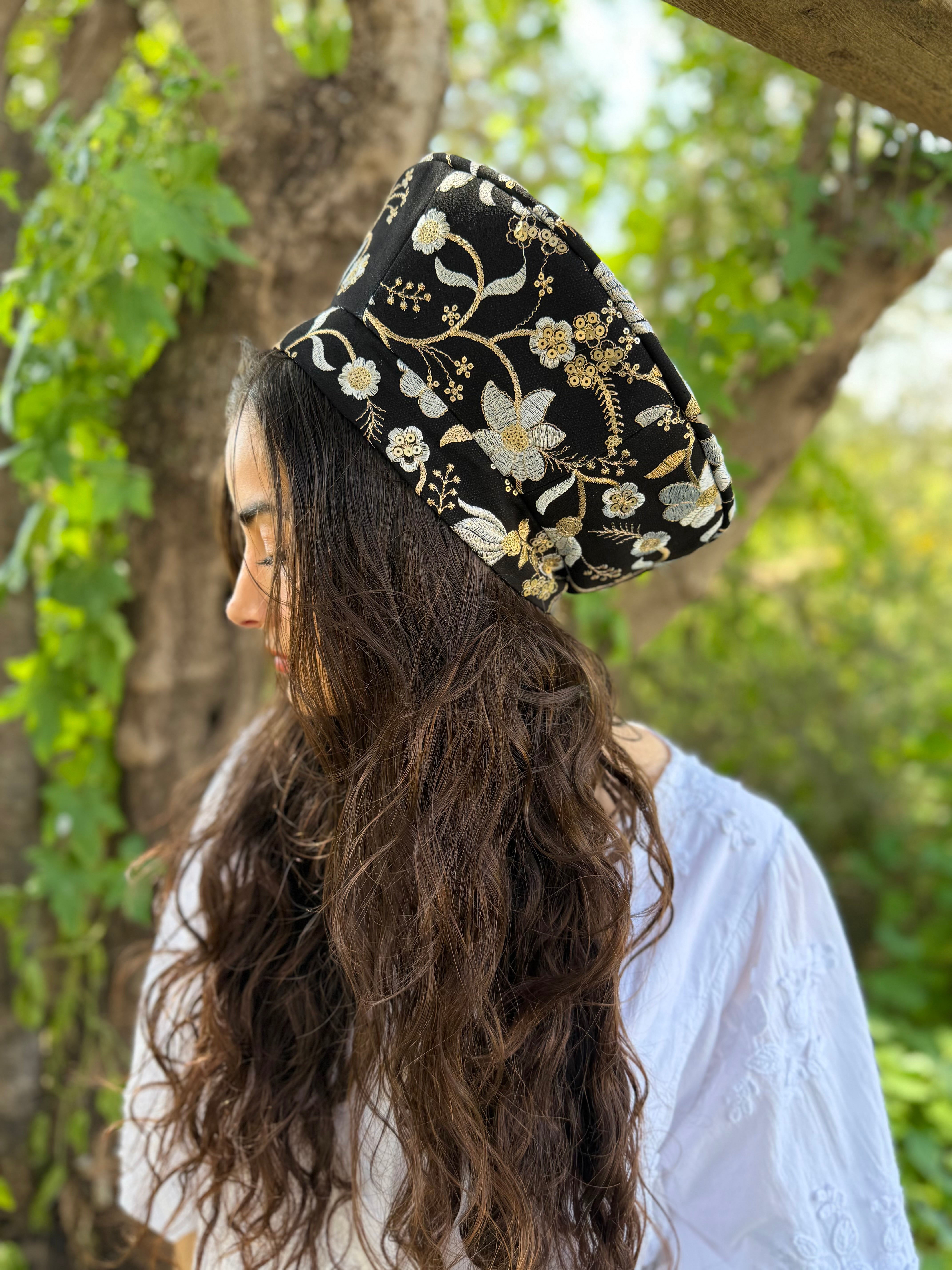 כובע שיק רקום פרחוני זהב כסף