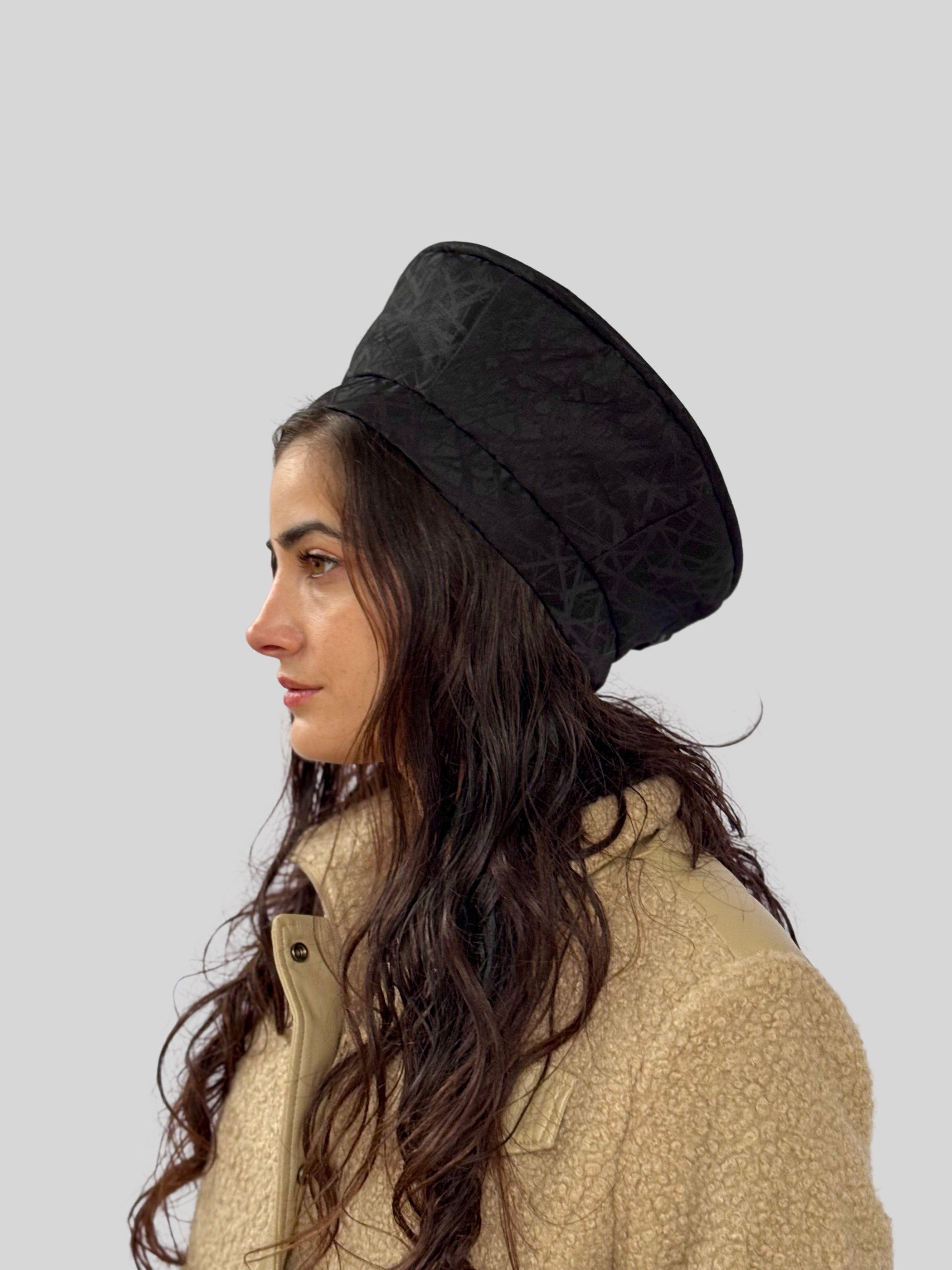 כובע שיק גאומטרי שחור